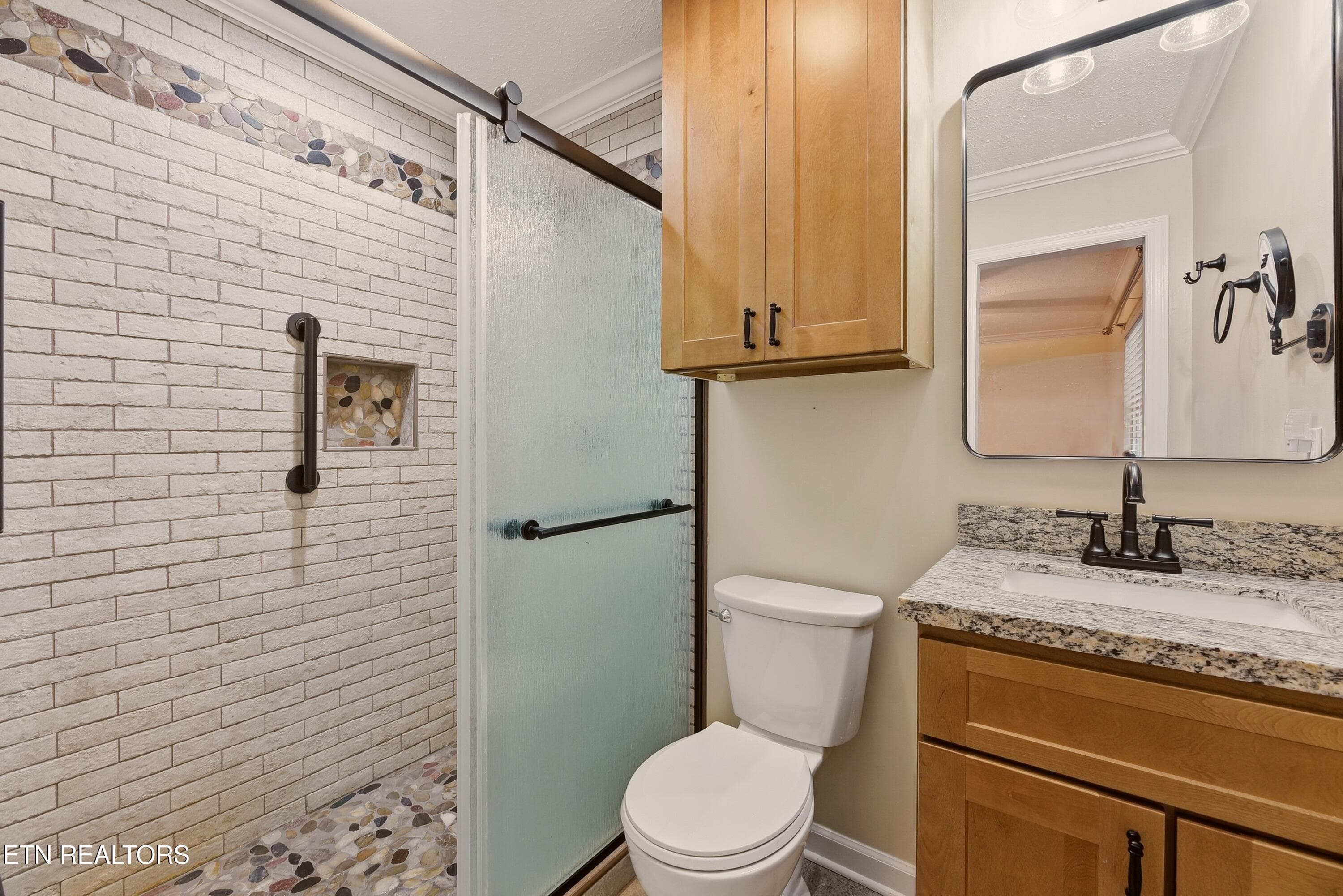primary bathroom - 618 Woodland Drive, Clinton, TN 37716, Clinton