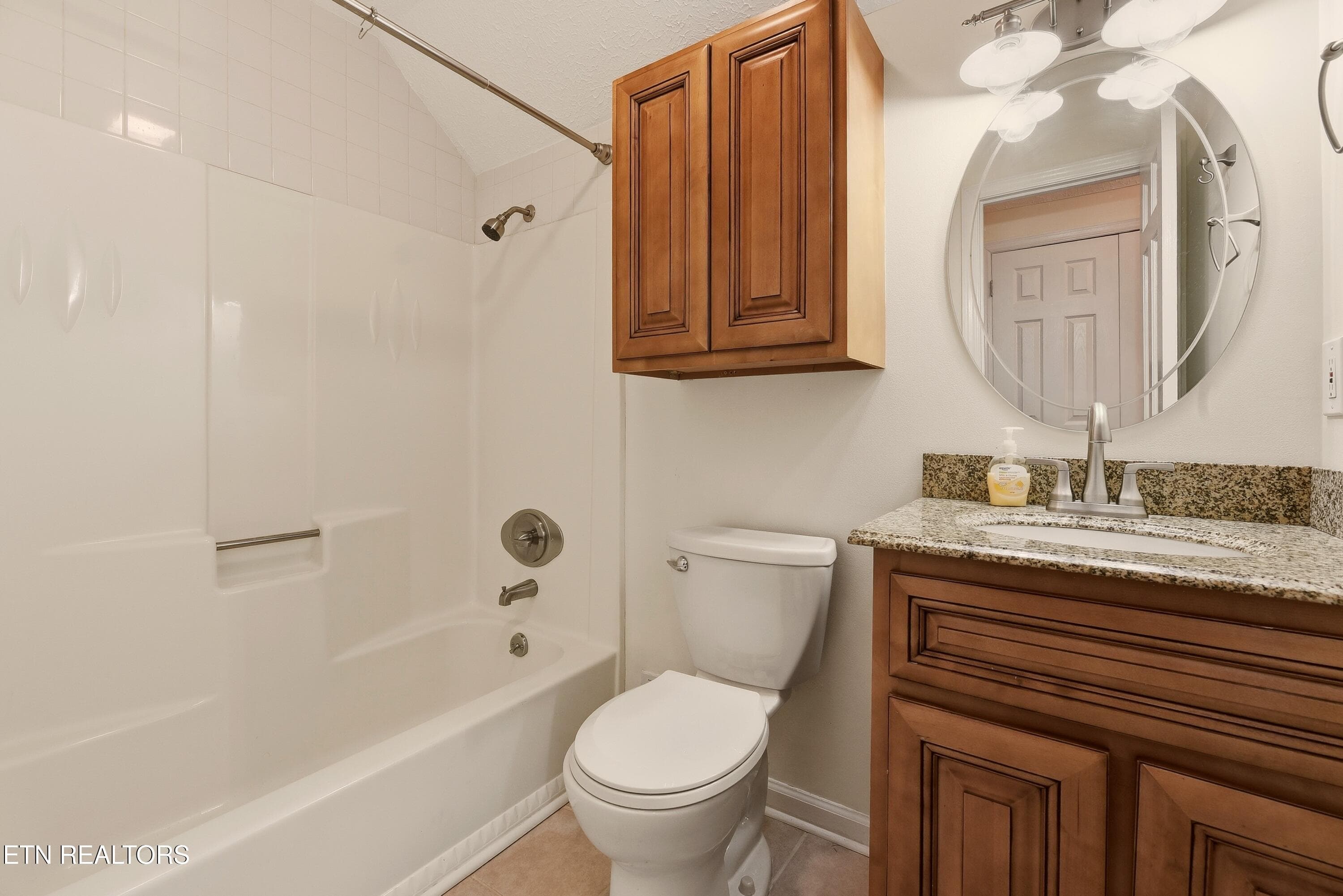 upstairs full bathroom - 618 Woodland Drive, Clinton, TN 37716, Clinton