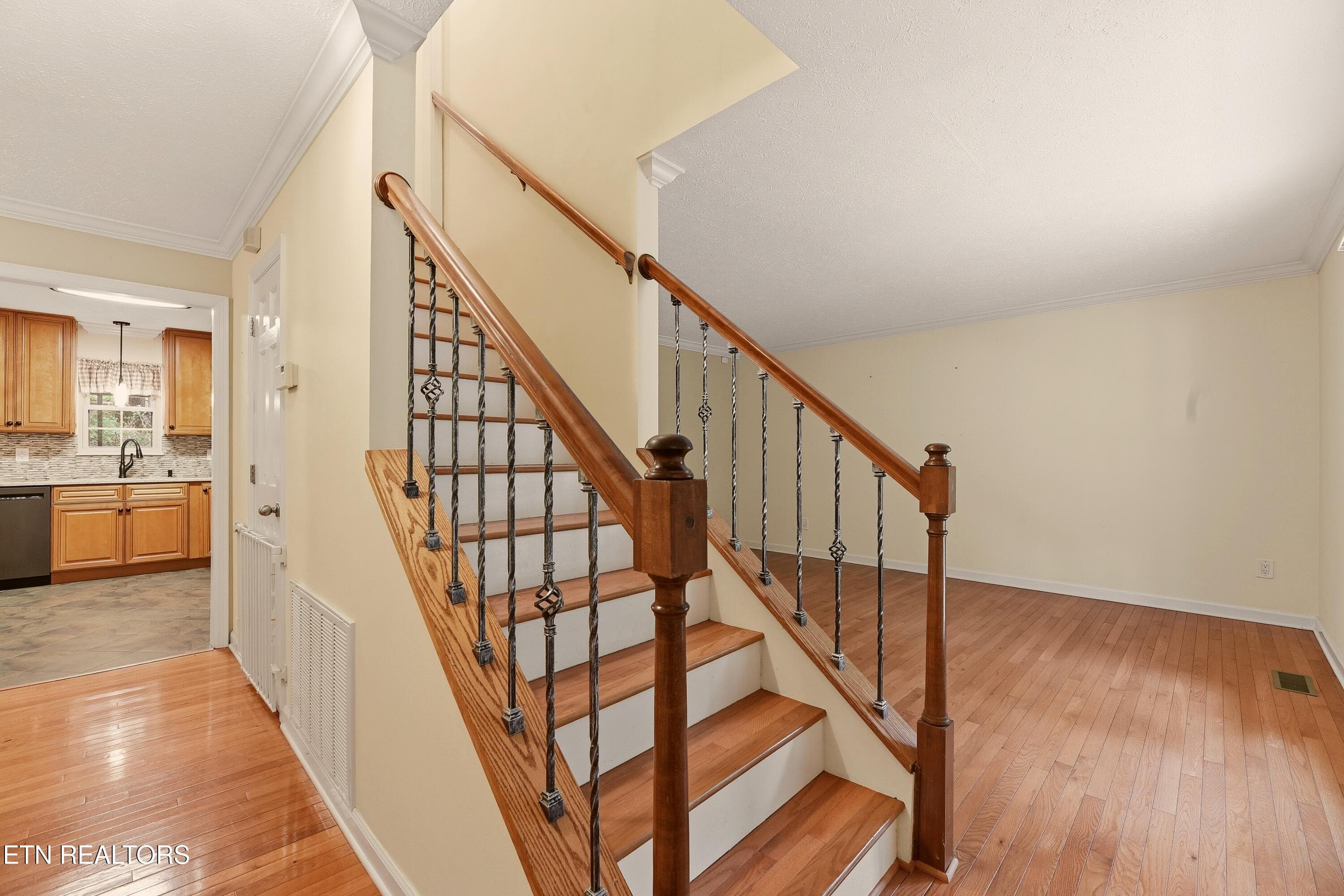 entry/foyer - 618 Woodland Drive, Clinton, TN 37716, Clinton