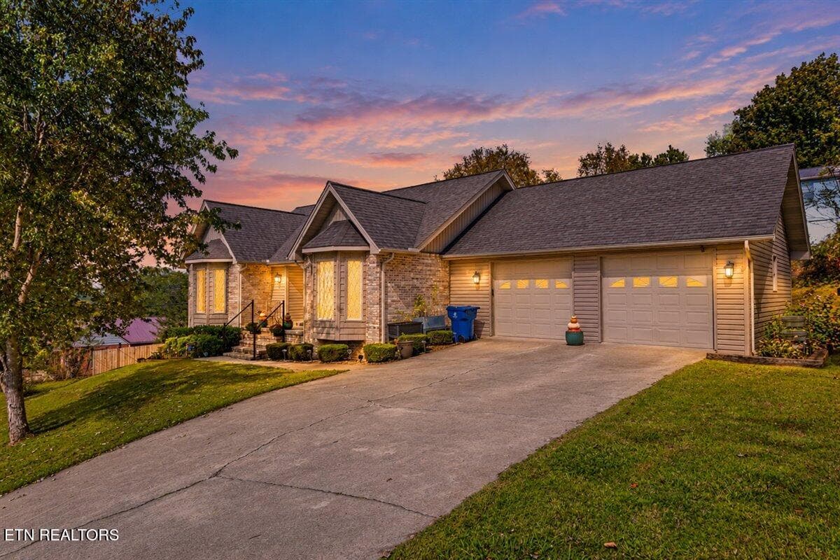 01-685 Ivey St - 685 Ivey St, Jellico, TN 37762