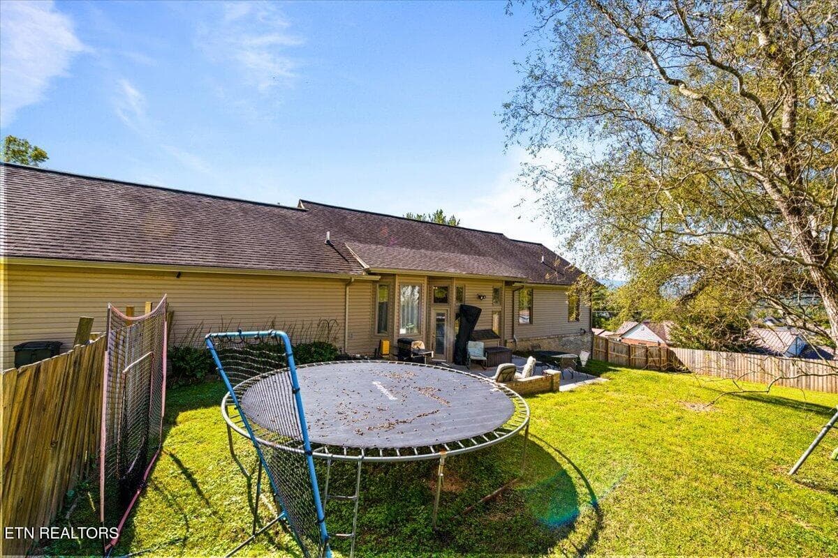 52-685 Ivey St - 685 Ivey St, Jellico, TN 37762