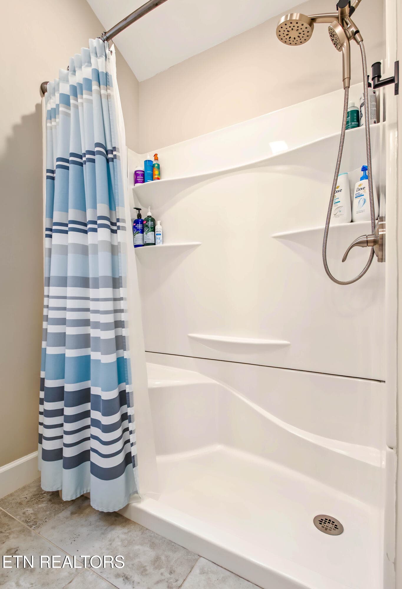 Walk-in shower - 101 Jason Hovater Way, Clinton, TN 37716, Clinton