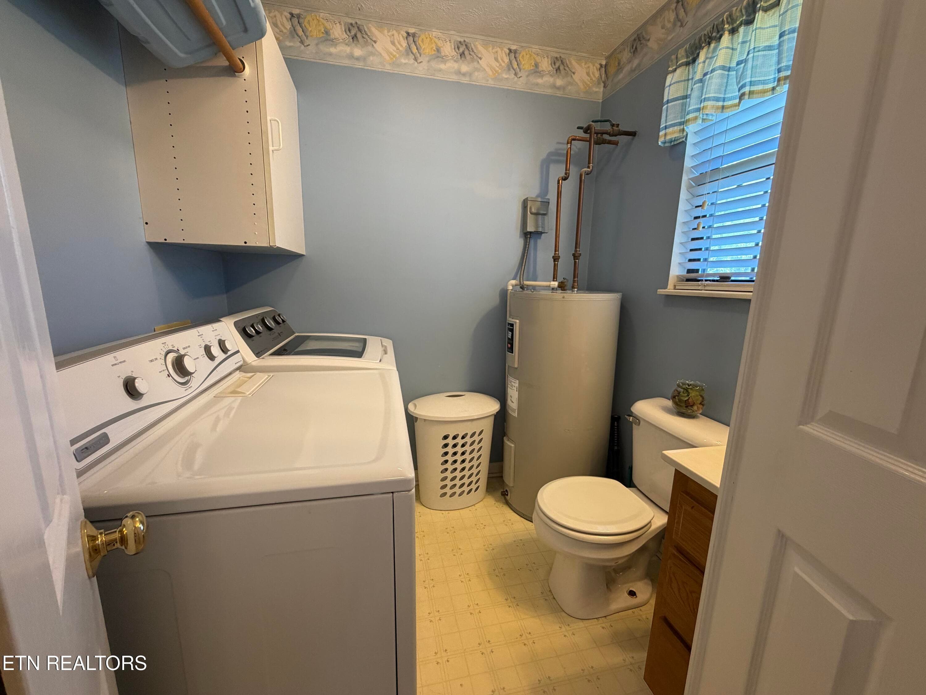 Thomas Downstairs Bath and Laundry 2 - 2024 Thomas Ave, Maryville, TN 37804, Maryville