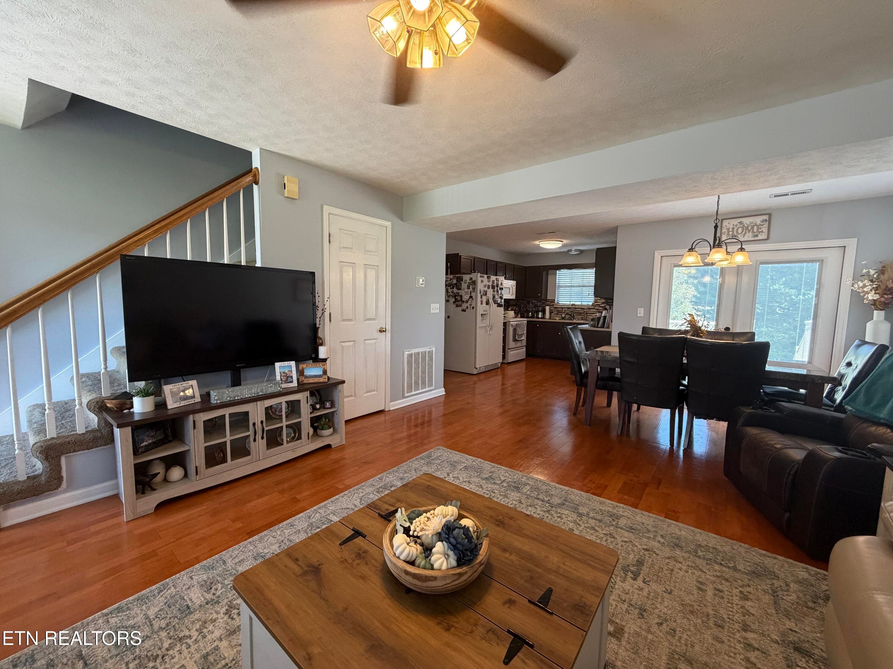 Thomas Living Area 2 - 2024 Thomas Ave, Maryville, TN 37804, Maryville