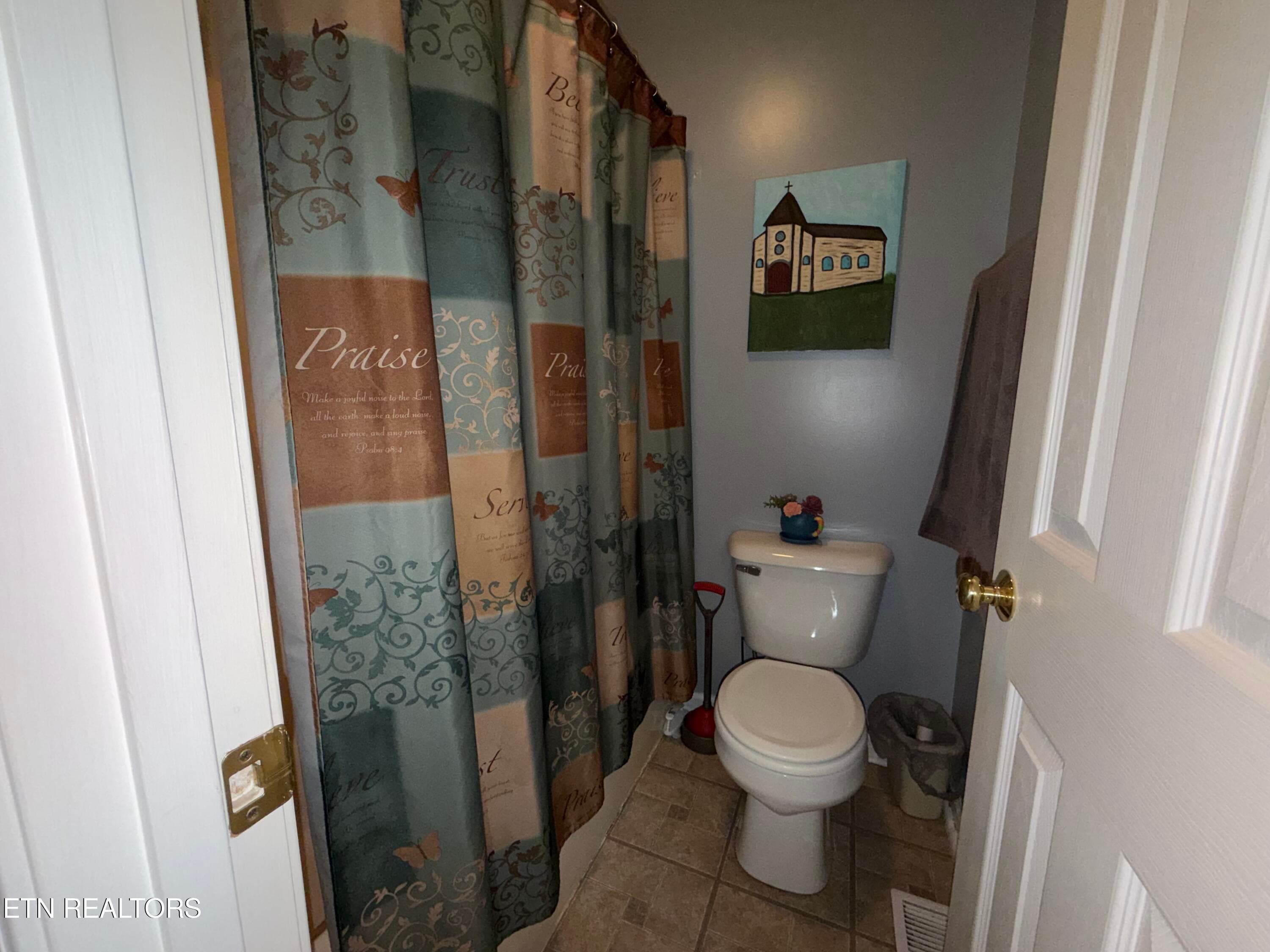 Thomas Master Bath Toilet and Shower - 2024 Thomas Ave, Maryville, TN 37804, Maryville