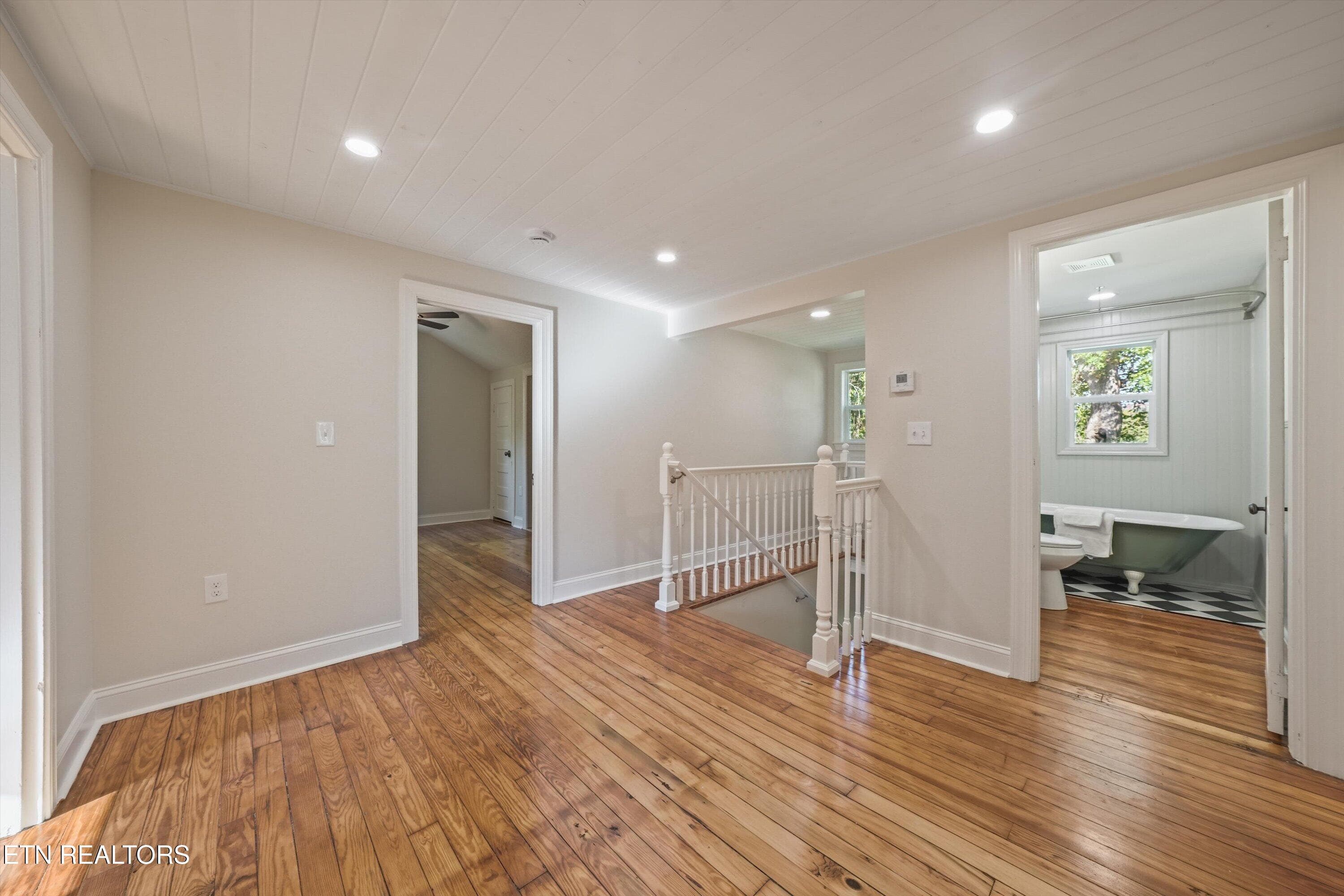 Upstairs Landing - 1431 Branson Ave, Knoxville, TN 37917, Knoxville