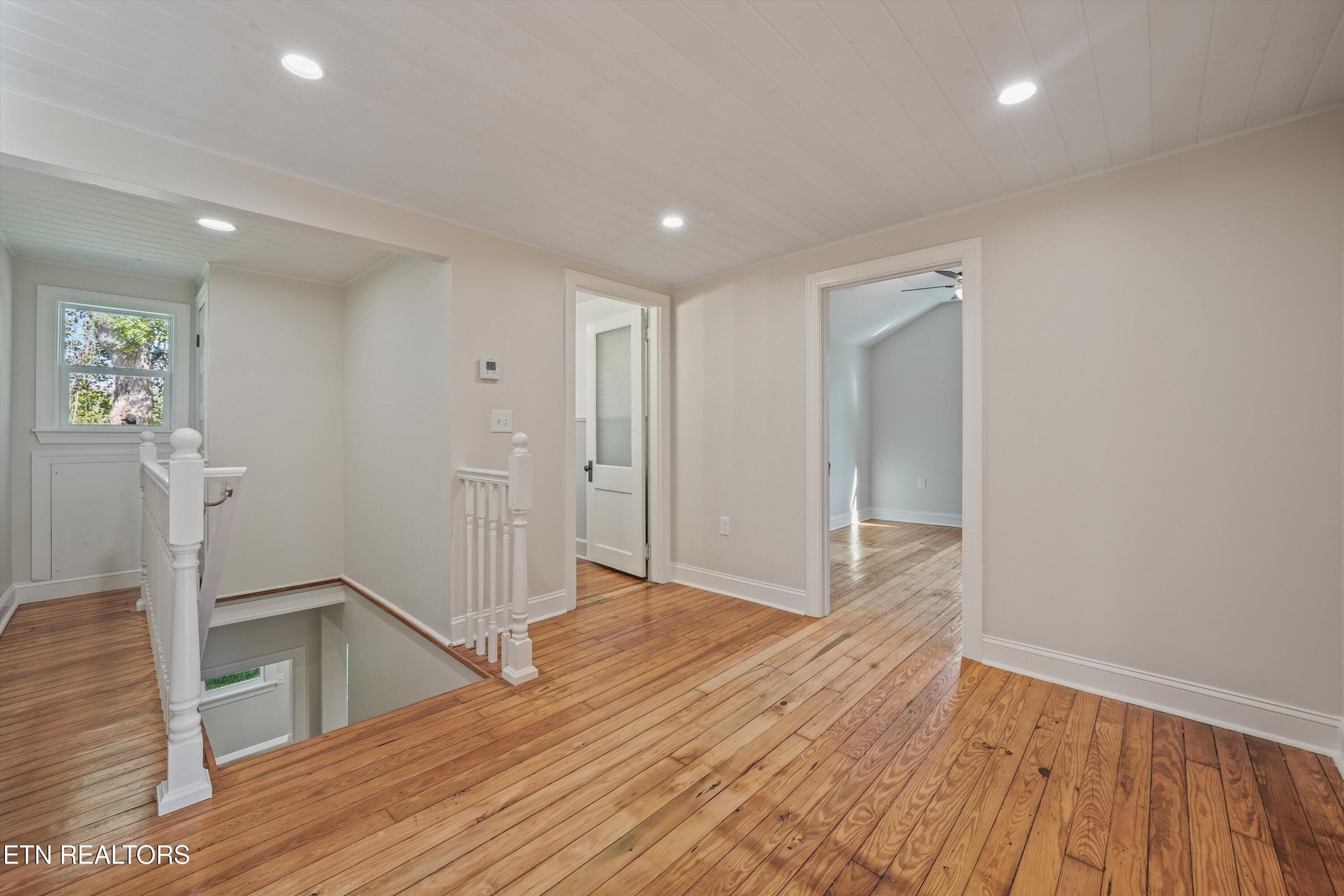 Upstairs Landing - 1431 Branson Ave, Knoxville, TN 37917, Knoxville