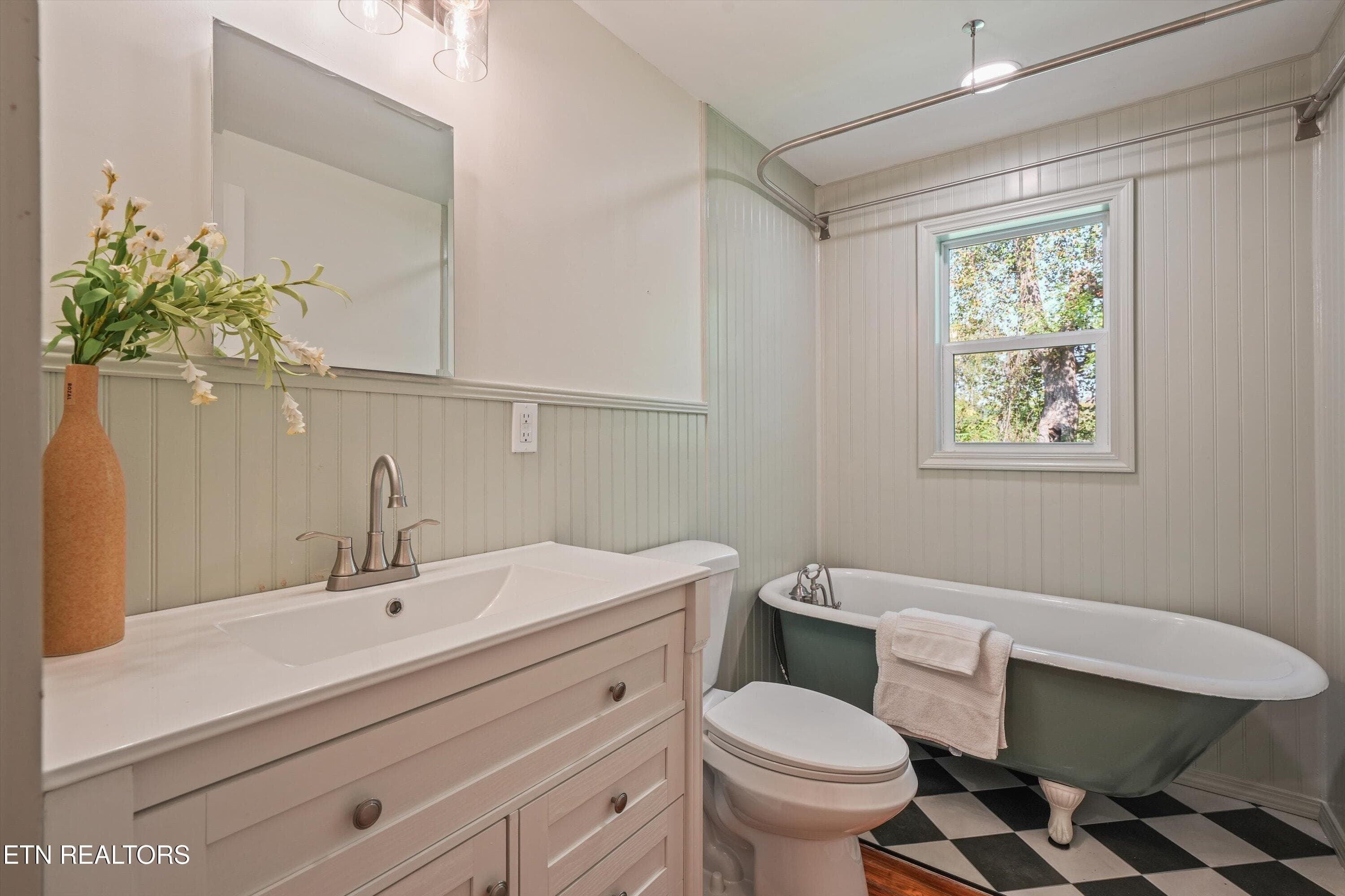 Full Bathroom 2 - 1431 Branson Ave, Knoxville, TN 37917, Knoxville