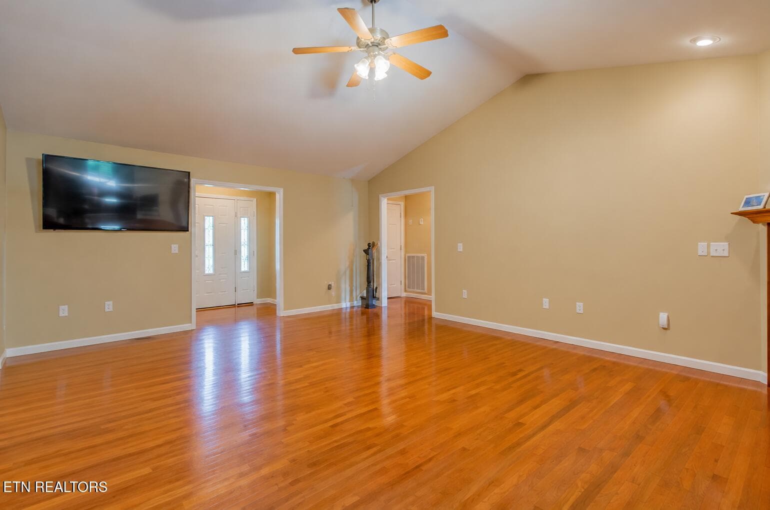 living room - 542 Sunset Ridge Drive, Crossville, TN 38571