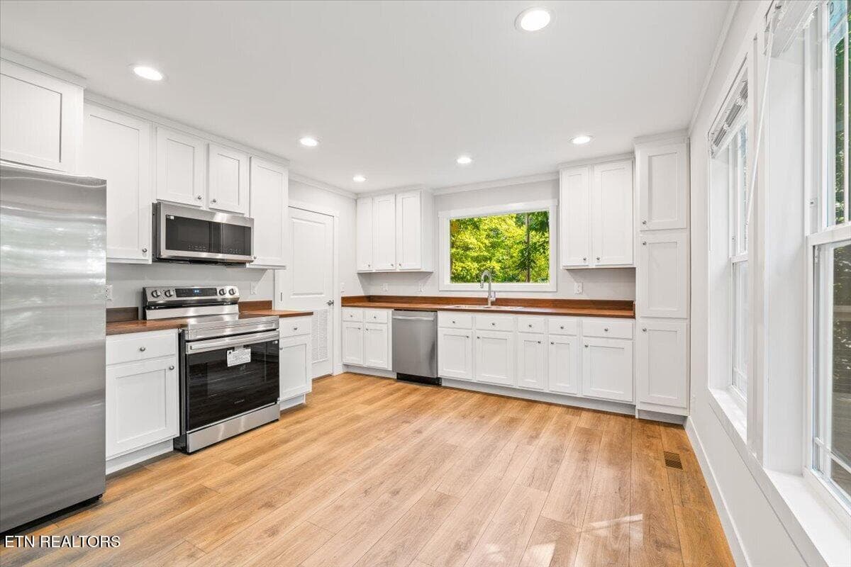 Kitchen - 264 Rain Valley Rd, LaFollette, TN 37766, LaFollette