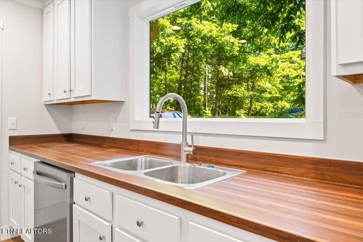 Kitchen - 264 Rain Valley Rd, LaFollette, TN 37766, LaFollette