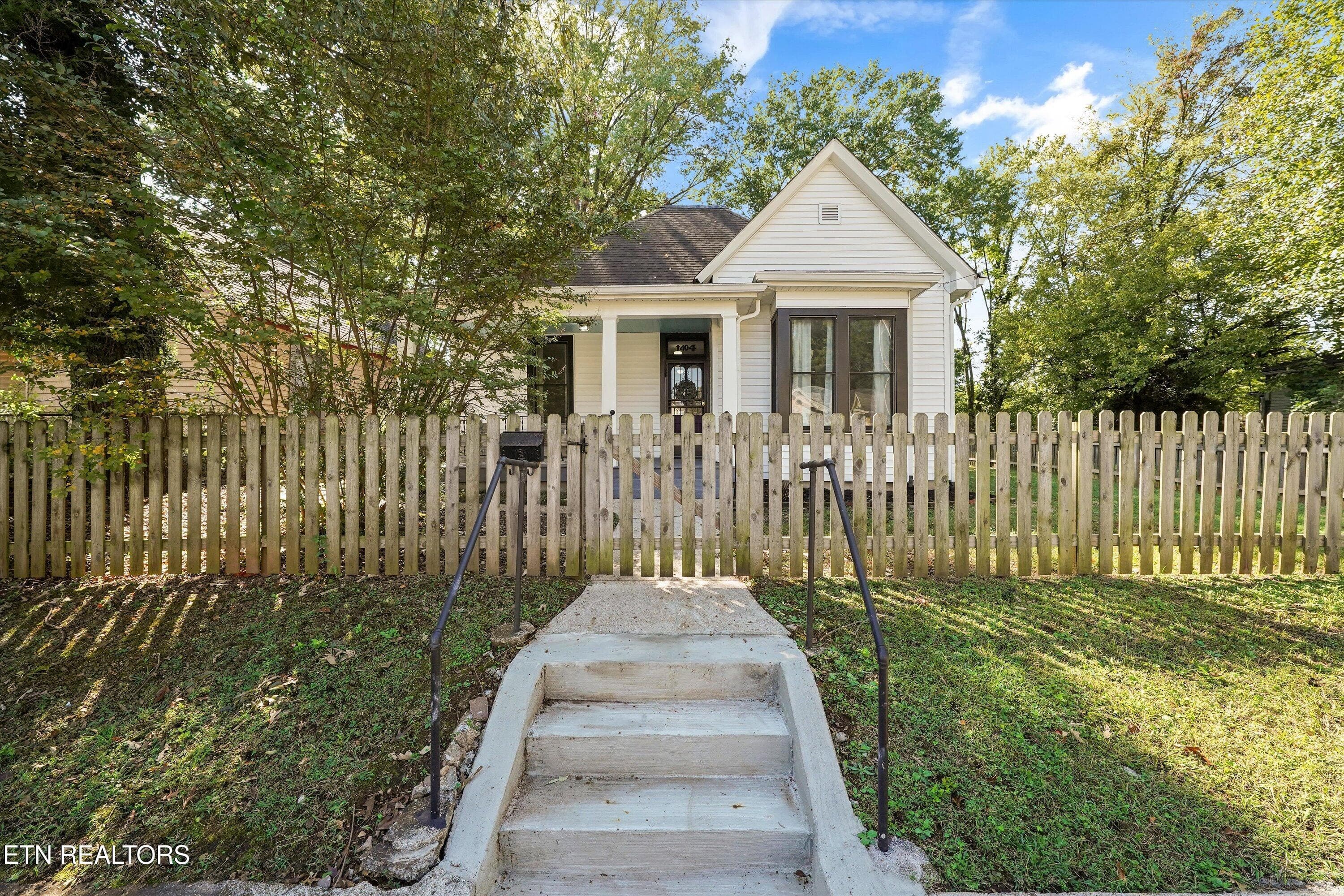 Front Lawn and Entryway - 1404 Hannah Ave, Knoxville, TN 37921, Knoxville