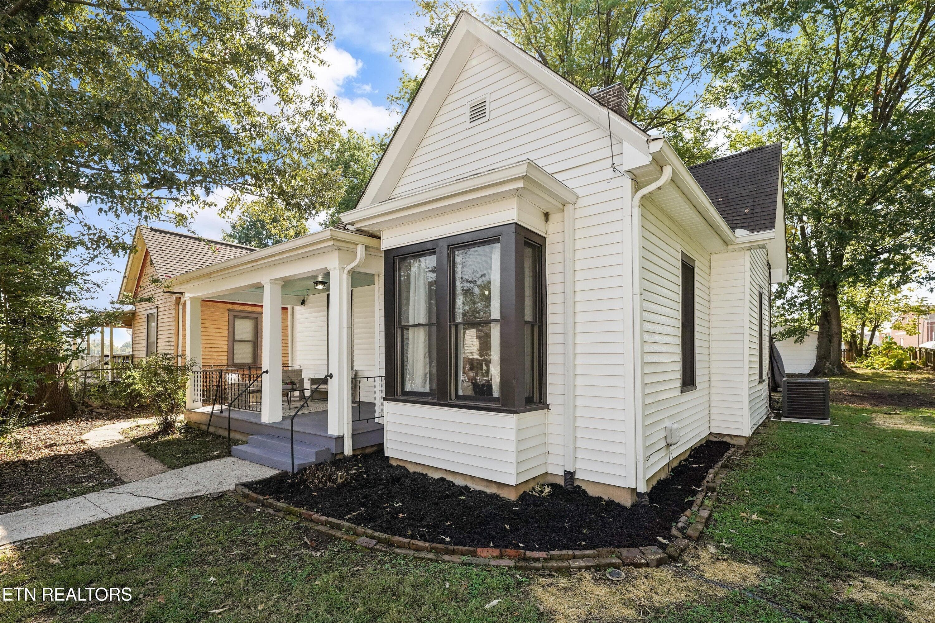 Landscaping in Front Lawn - 1404 Hannah Ave, Knoxville, TN 37921, Knoxville