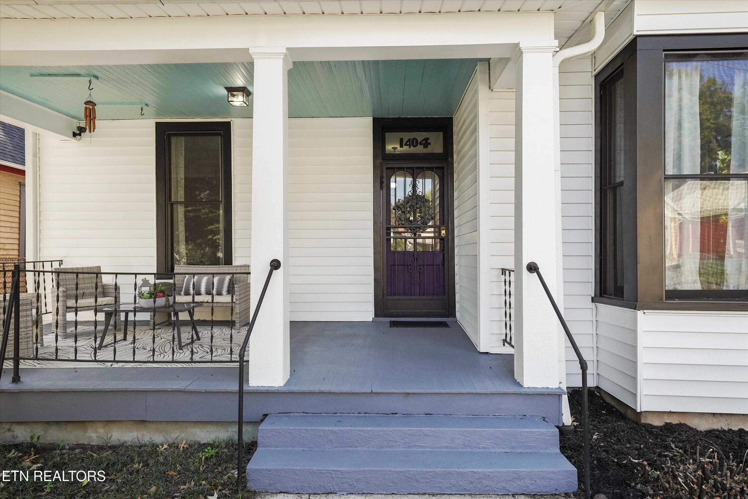 Covered Front Porch Sitting Area - 1404 Hannah Ave, Knoxville, TN 37921, Knoxville