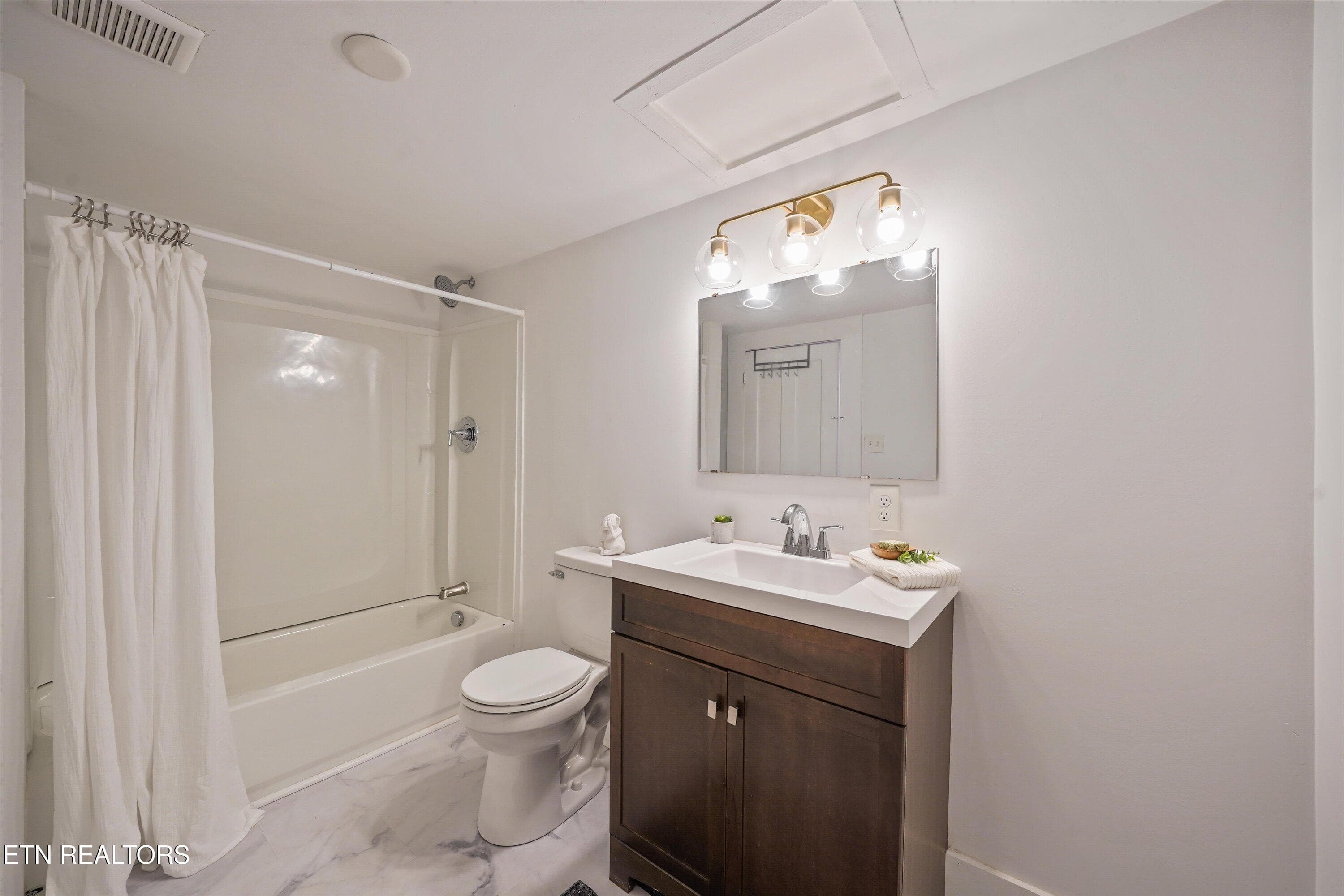 Bathroom and Modern Fixtures - 1404 Hannah Ave, Knoxville, TN 37921, Knoxville