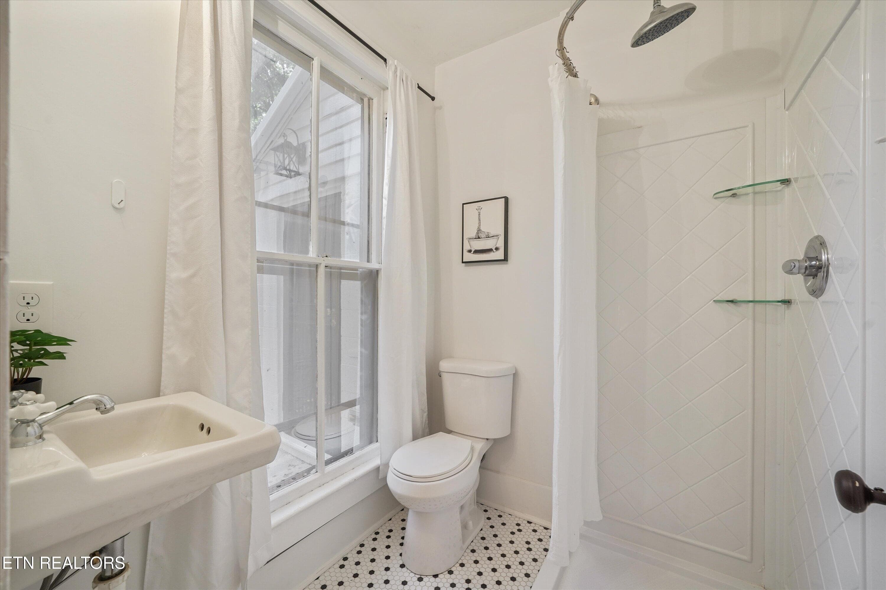 Updated Ensuite Bathroom - 1404 Hannah Ave, Knoxville, TN 37921, Knoxville
