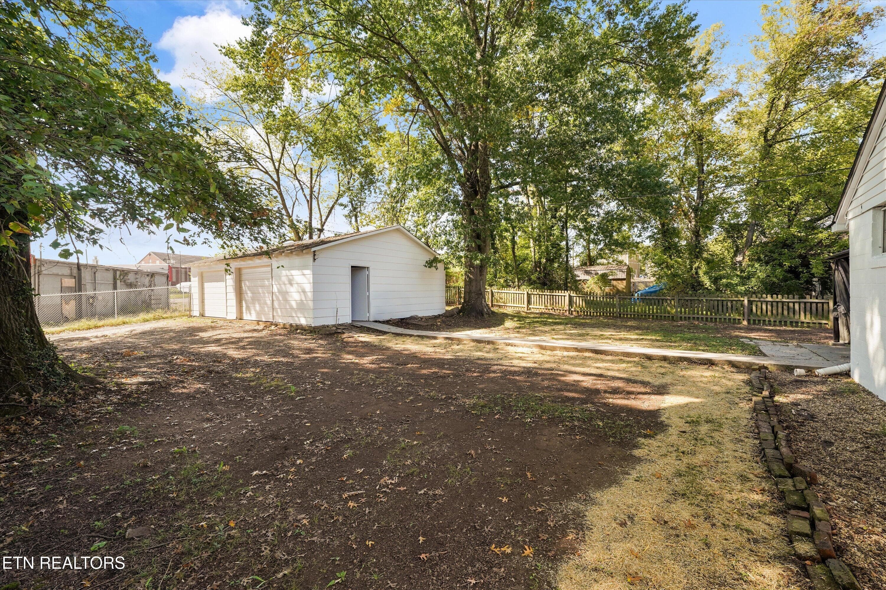 Expansive Backyard - 1404 Hannah Ave, Knoxville, TN 37921, Knoxville