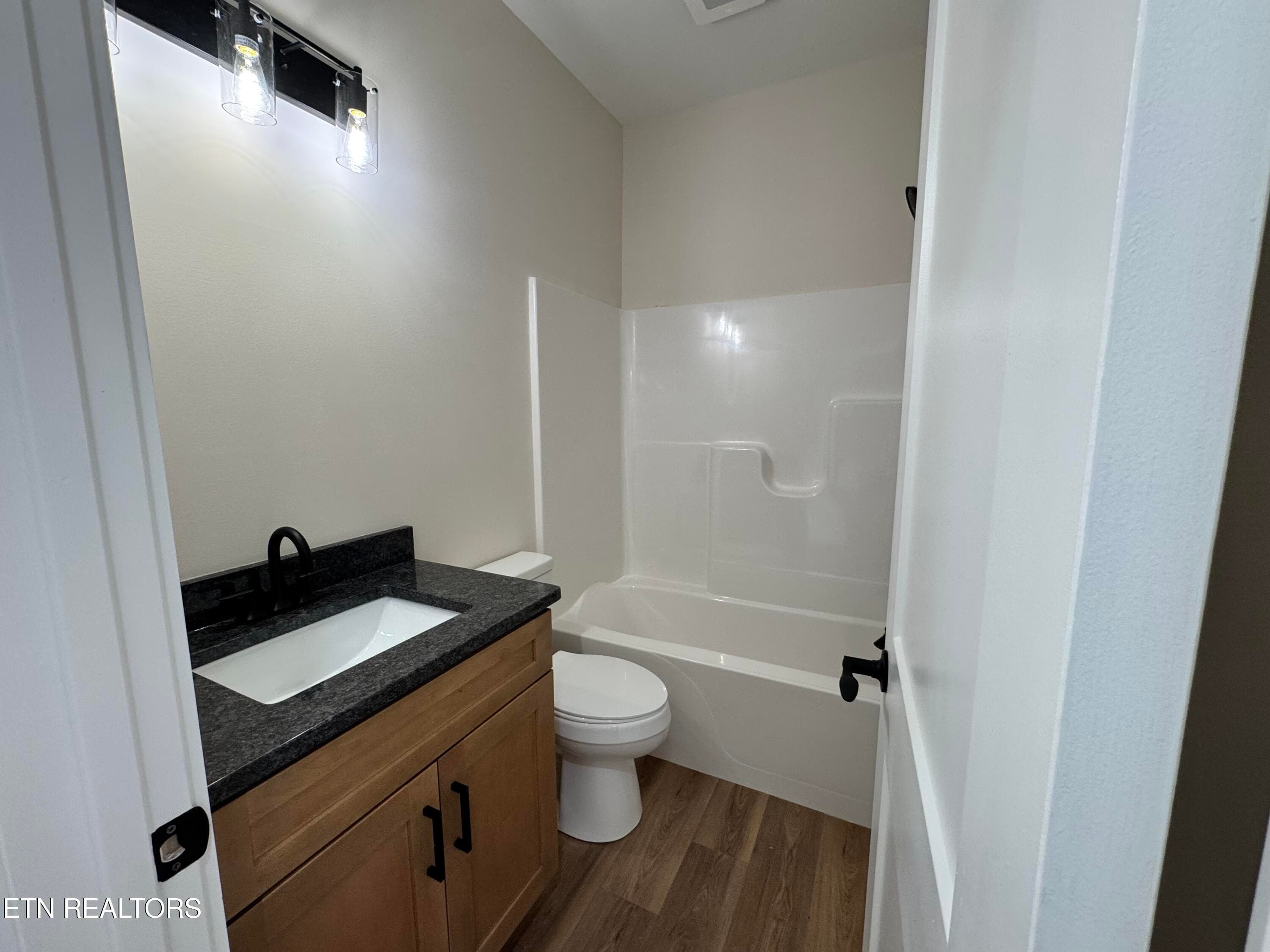 Hall Bath - 141 Reece Rd, Baxter, TN 38544