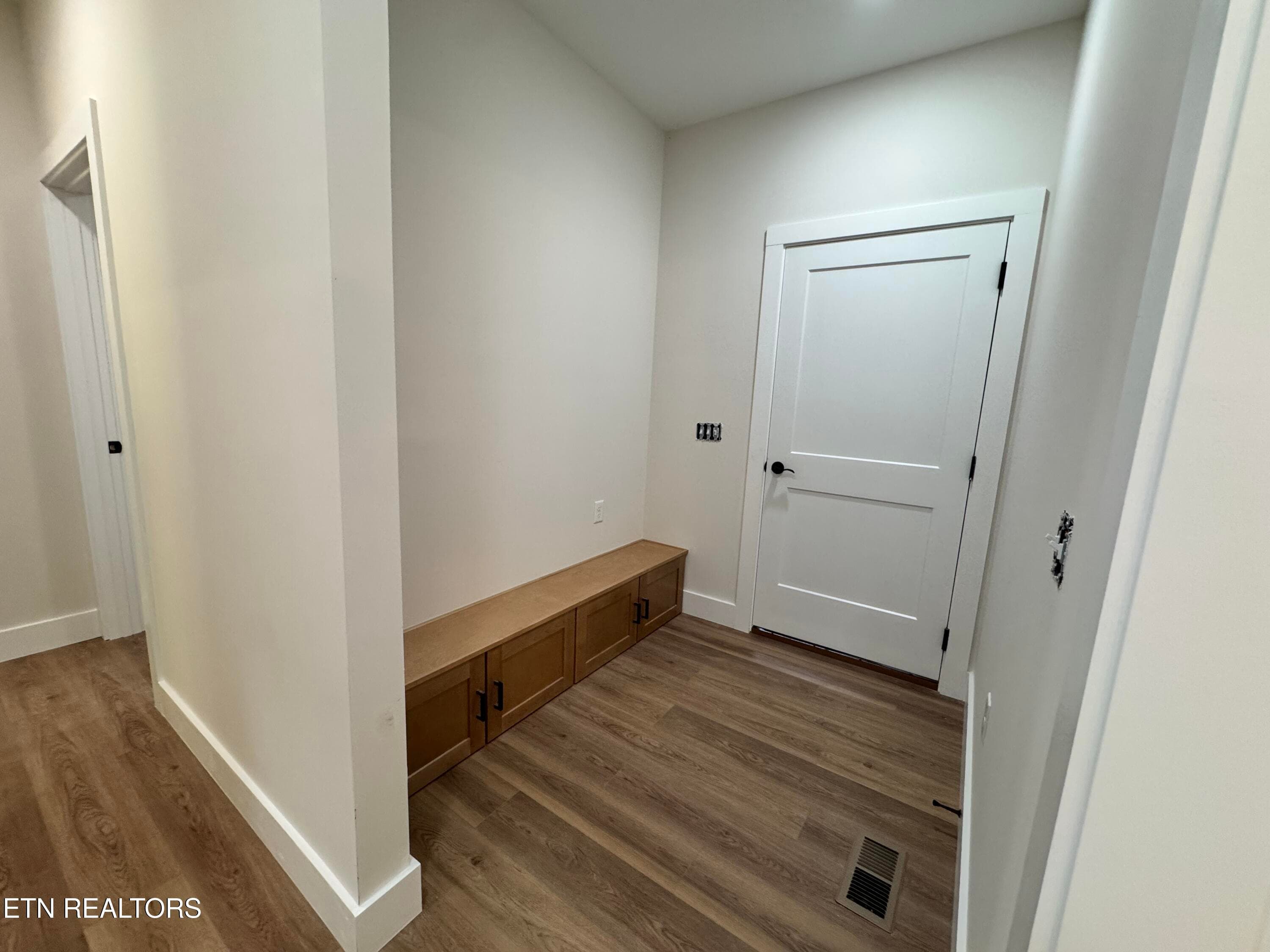 Mud Room - 141 Reece Rd, Baxter, TN 38544