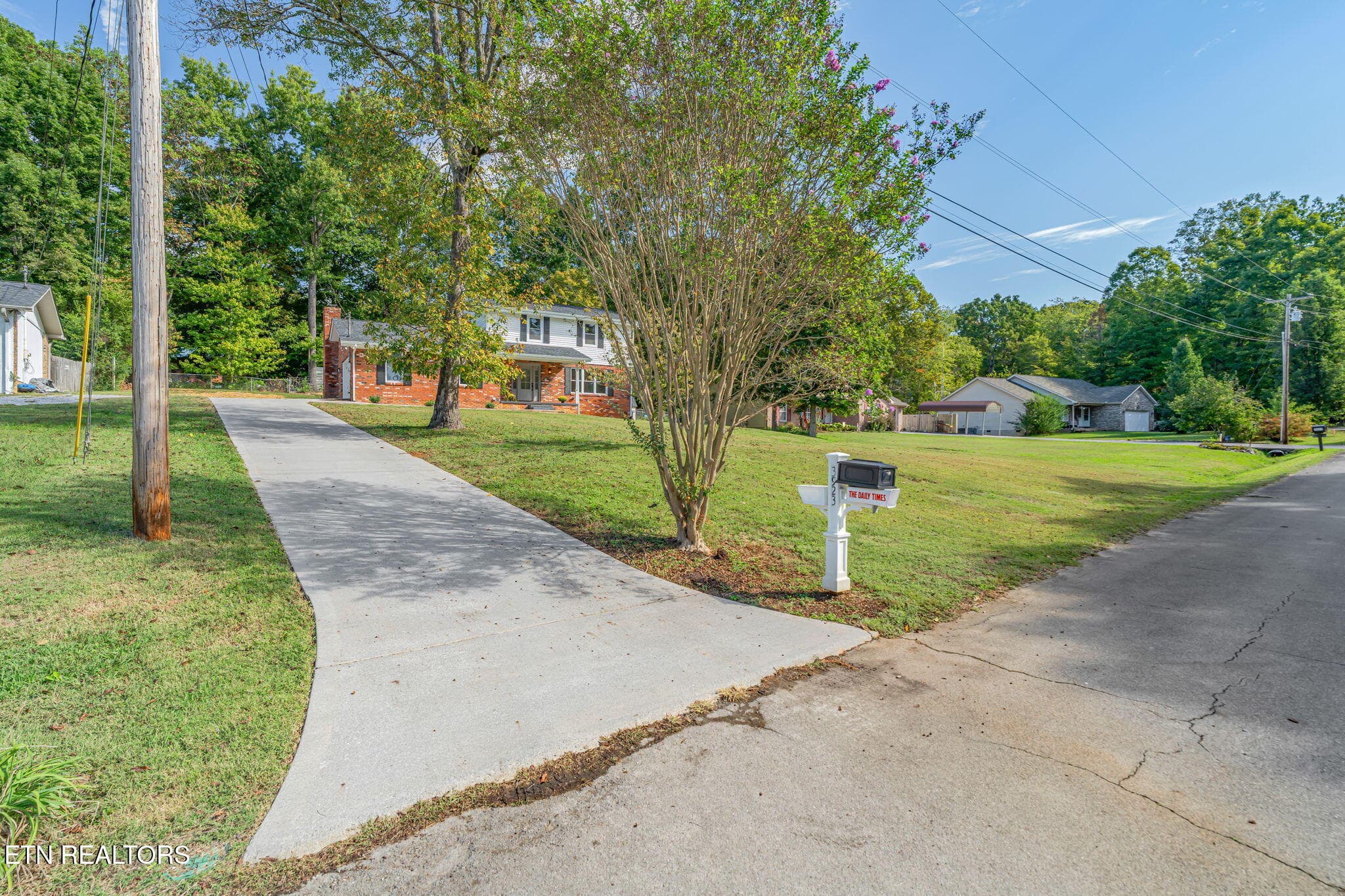 POURED CONCRETE DRIVEWAY - 3923 Glen Oaks Drive, Maryville, TN 37804, Maryville