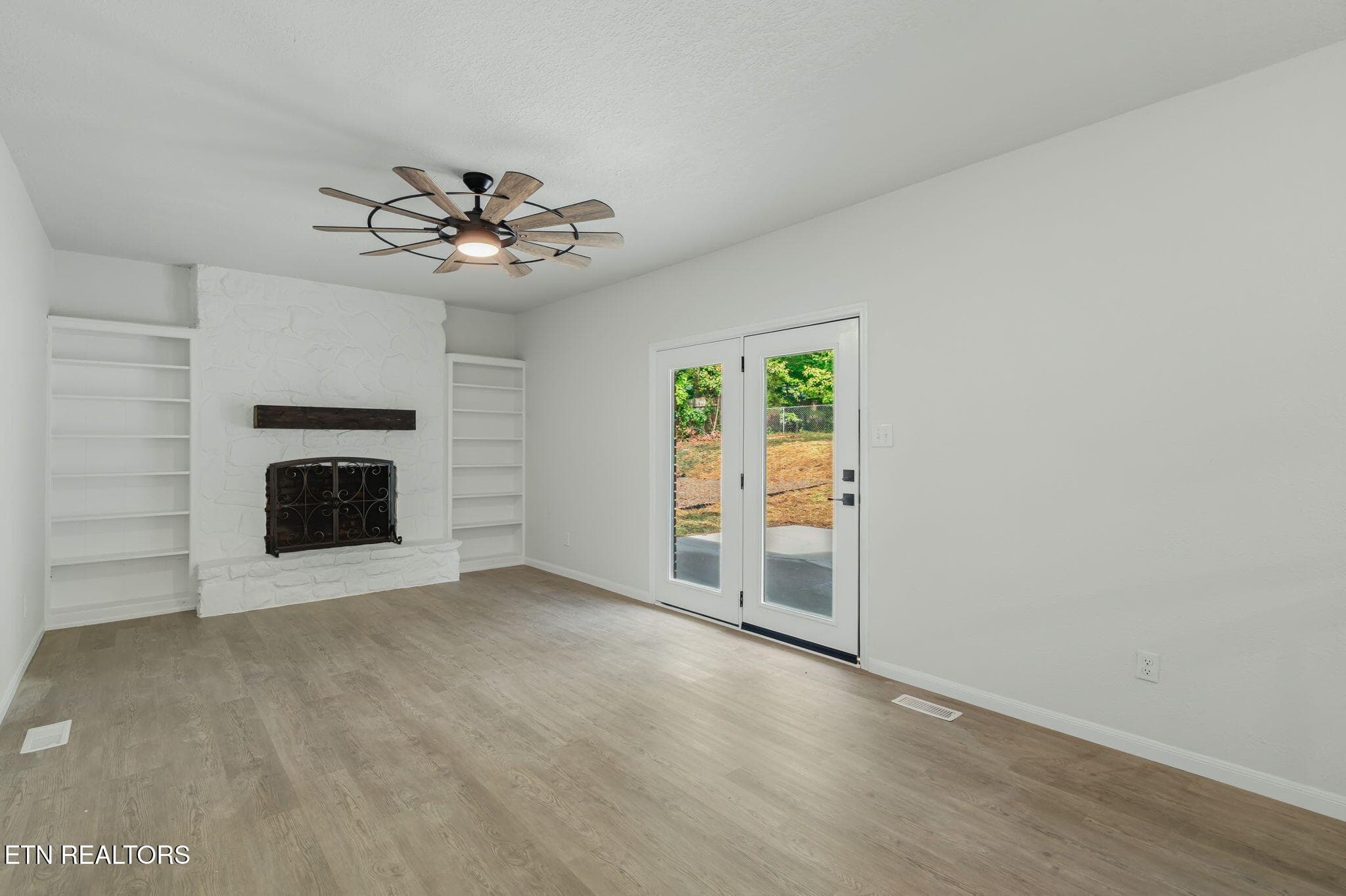 CHARMING WOOD BURNING FIREPLACE - 3923 Glen Oaks Drive, Maryville, TN 37804, Maryville