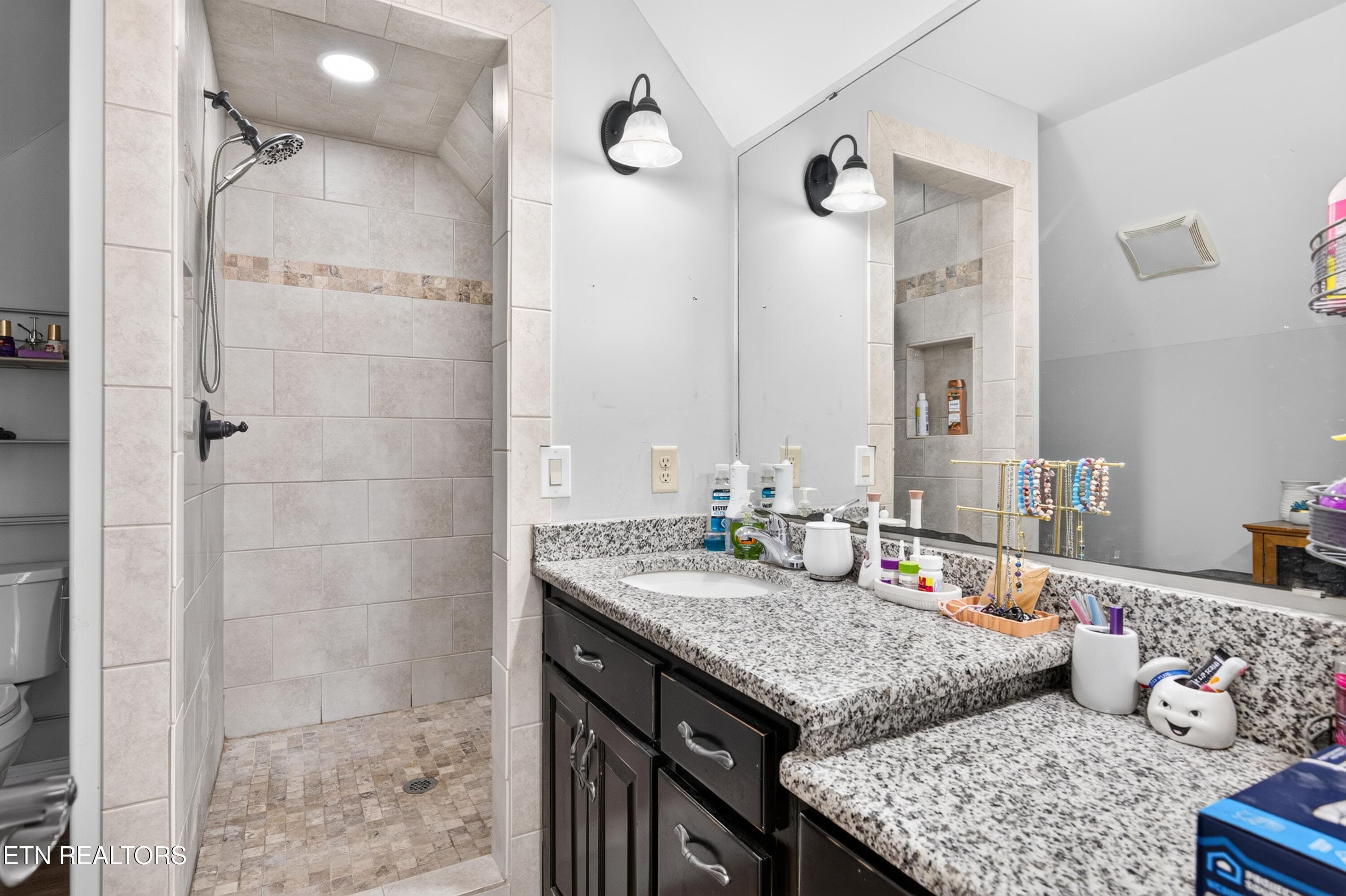 bedroom over garage full bath - 684 Randolph Rd, Crossville, TN 38571