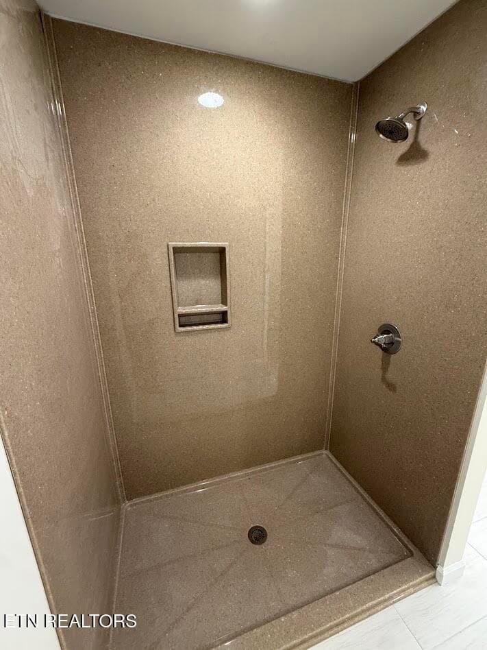 primary shower - 149 Park Ave, Madisonville, TN 37354, Madisonville