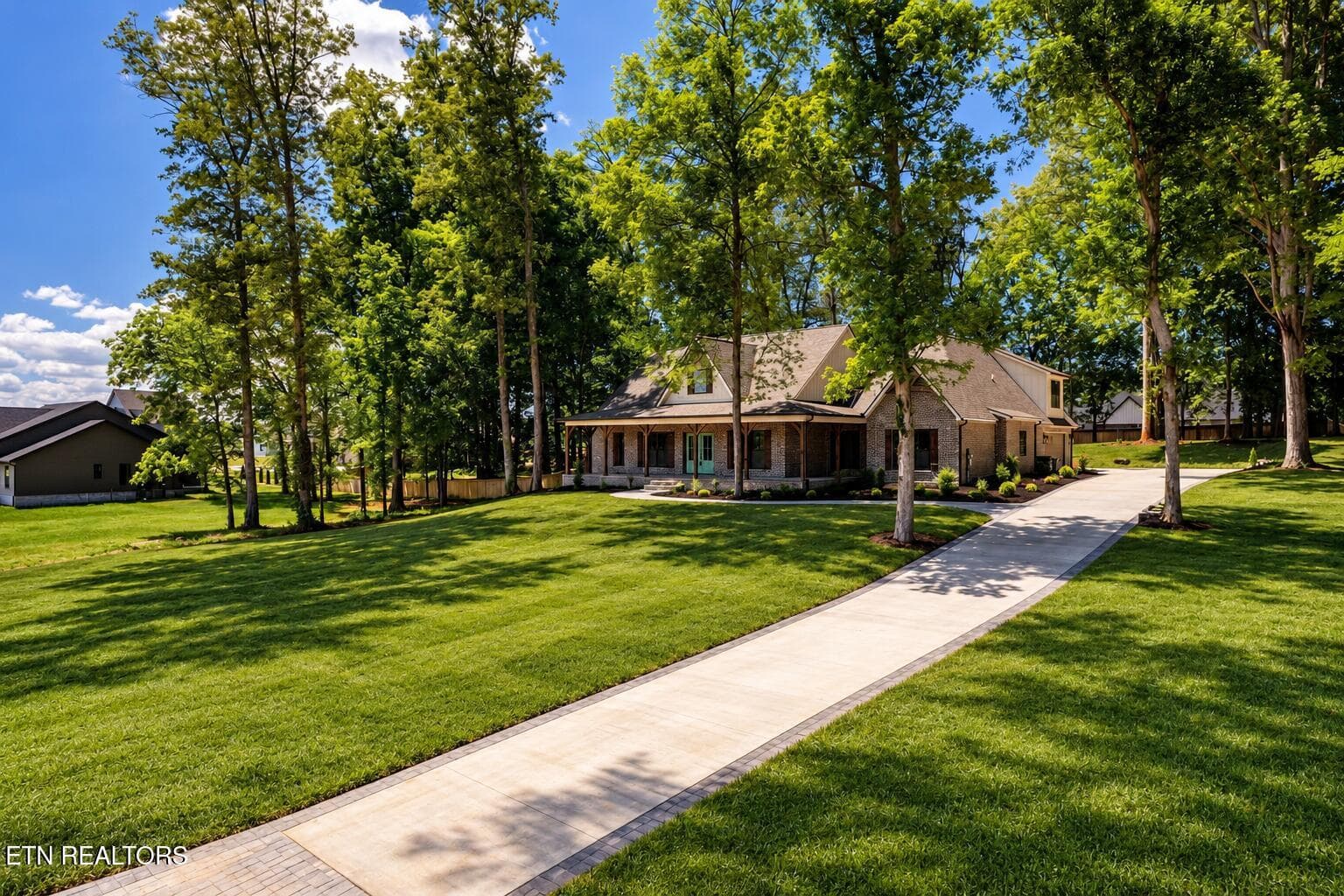 Extended driveway with ample parking - 5816 Caswell Drive, Greenback, TN 37742