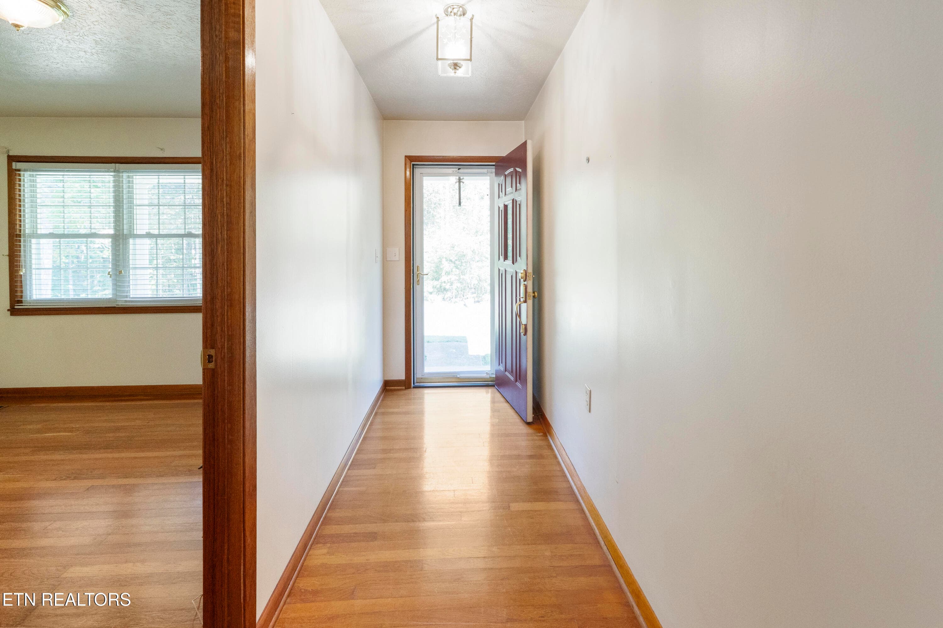 entry hall - 431 Black Oak Rd, Clinton, TN 37716, Clinton