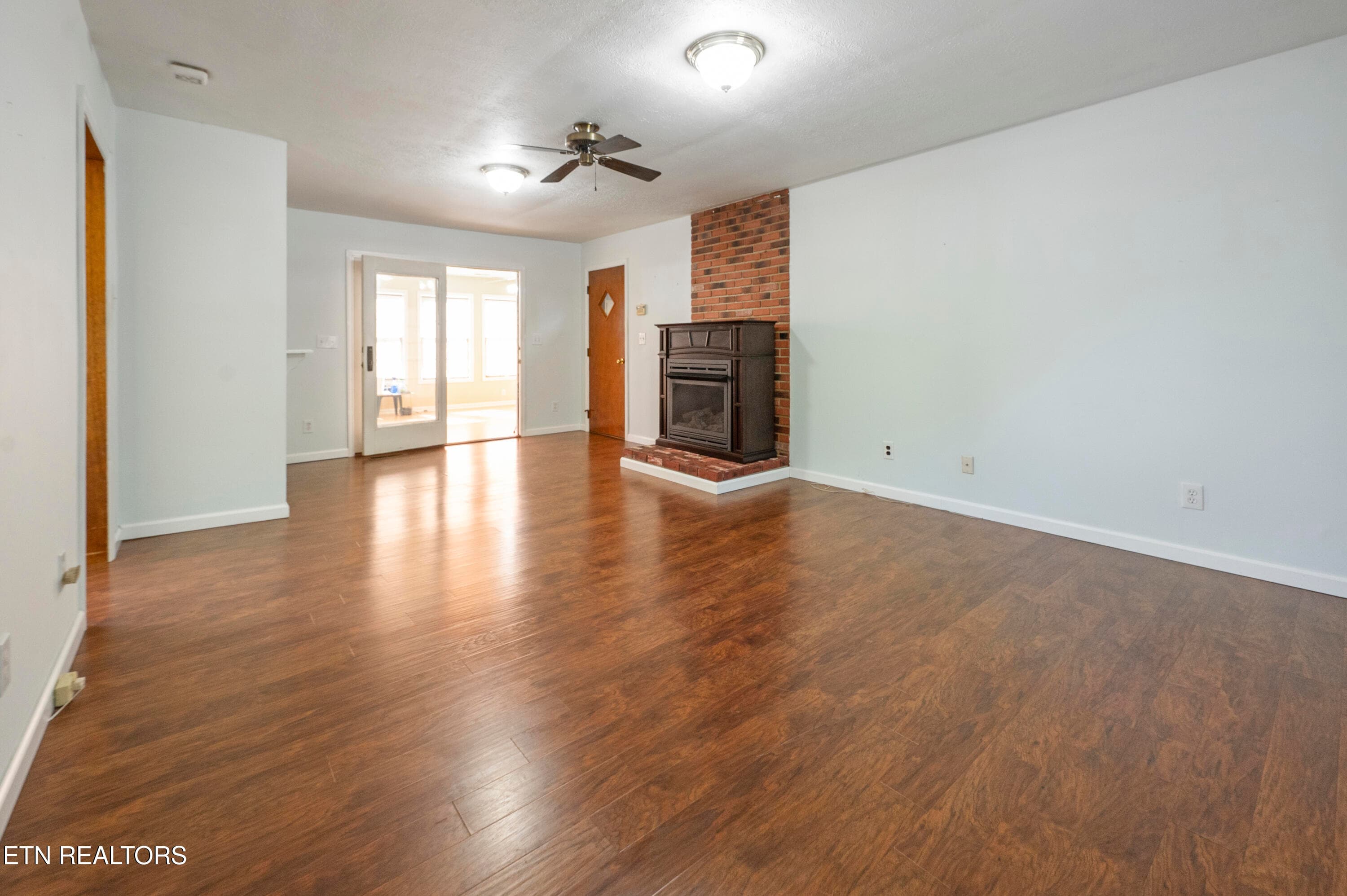 family room - 431 Black Oak Rd, Clinton, TN 37716, Clinton