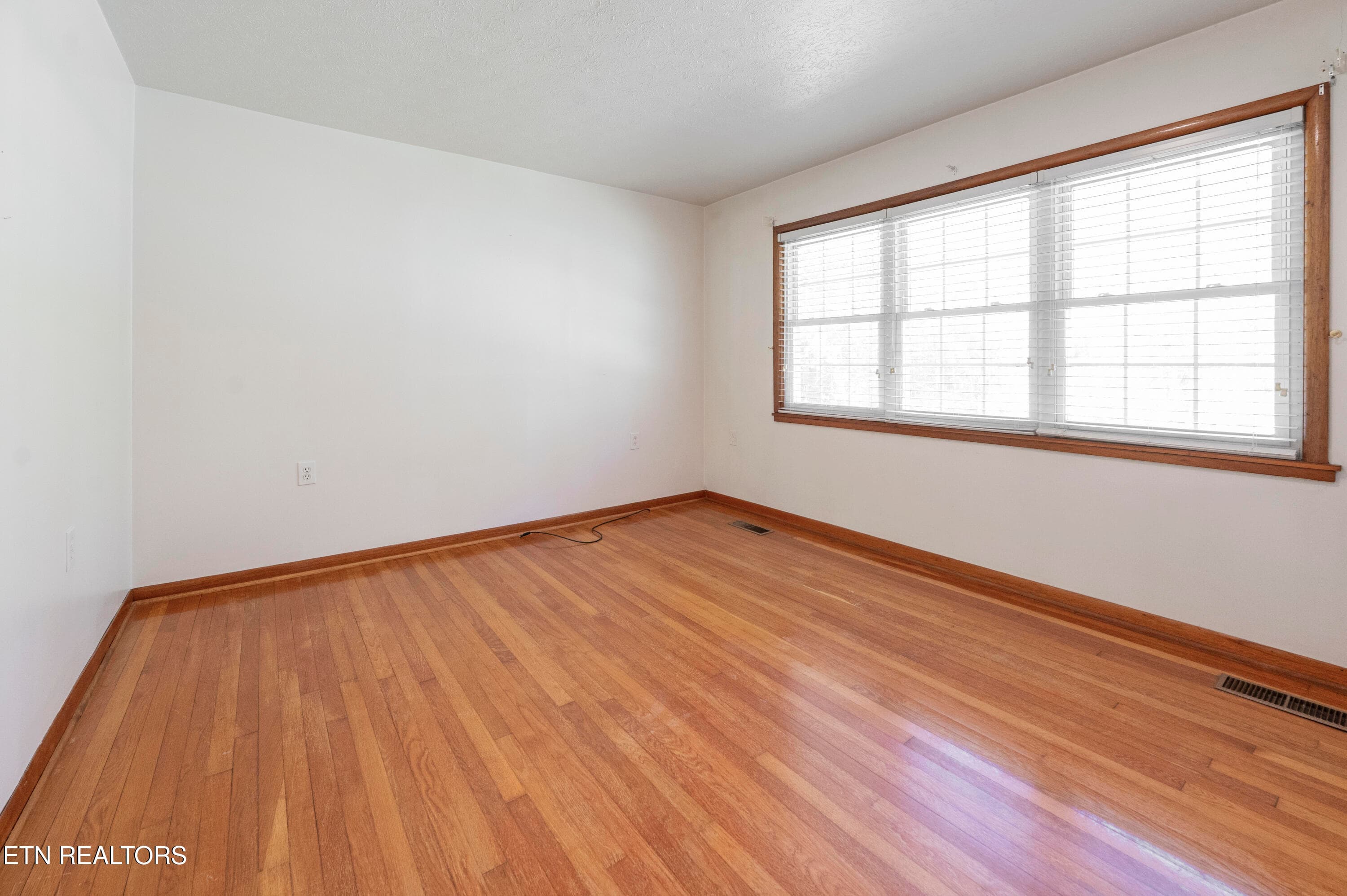 front room:living room - 431 Black Oak Rd, Clinton, TN 37716, Clinton