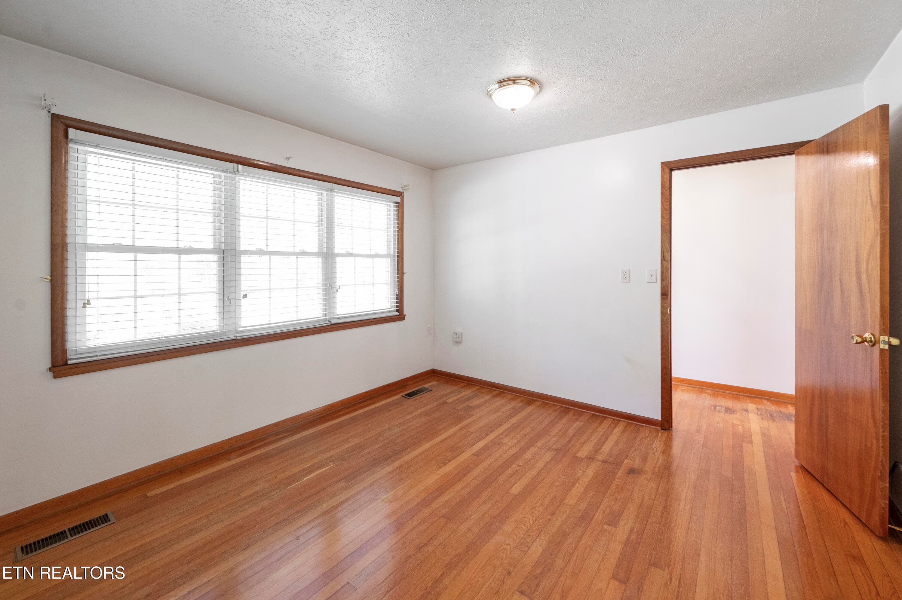 front room - 431 Black Oak Rd, Clinton, TN 37716, Clinton