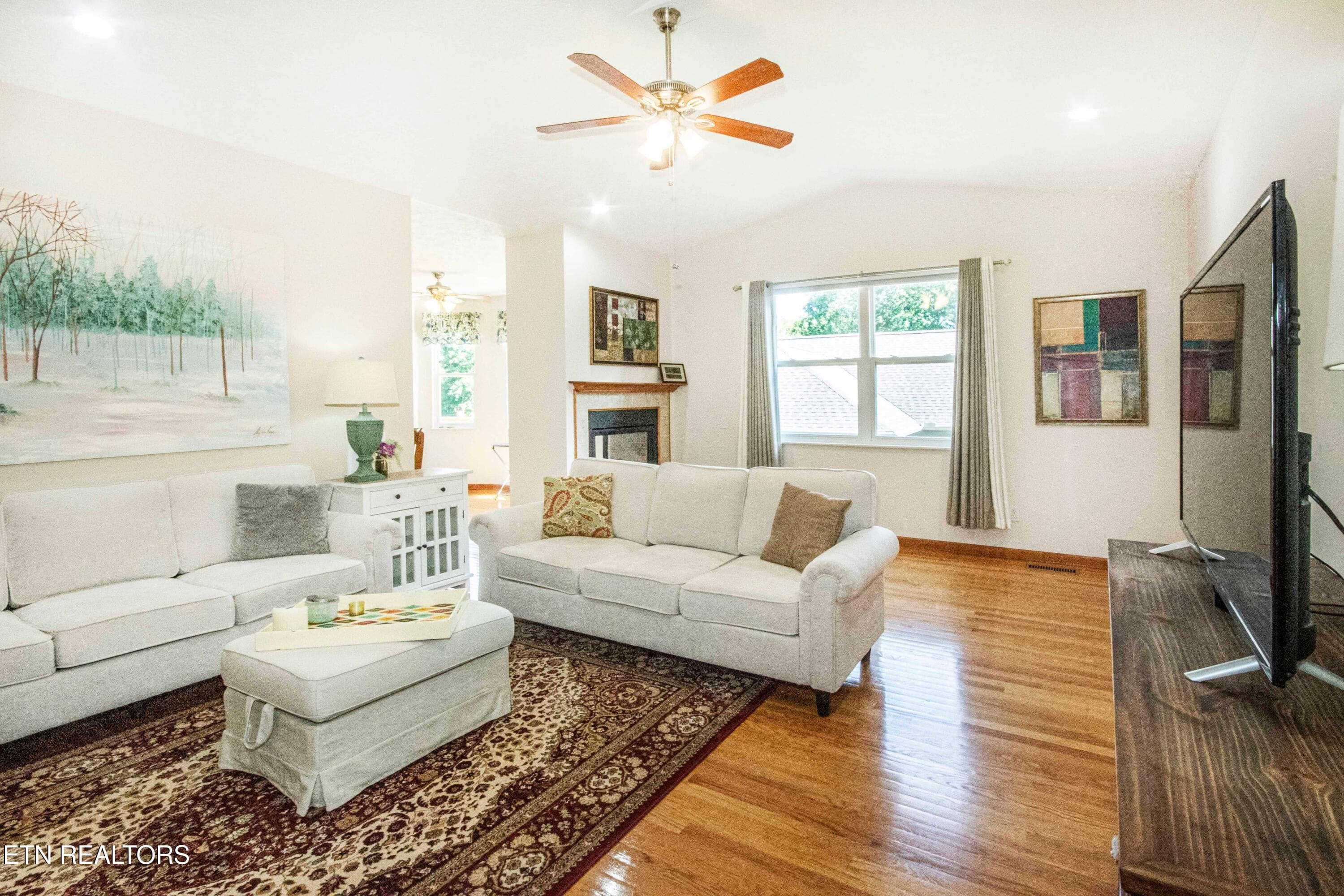 Livingroom and firepalce - 169 Oostanali Way, Loudon, TN 37774
