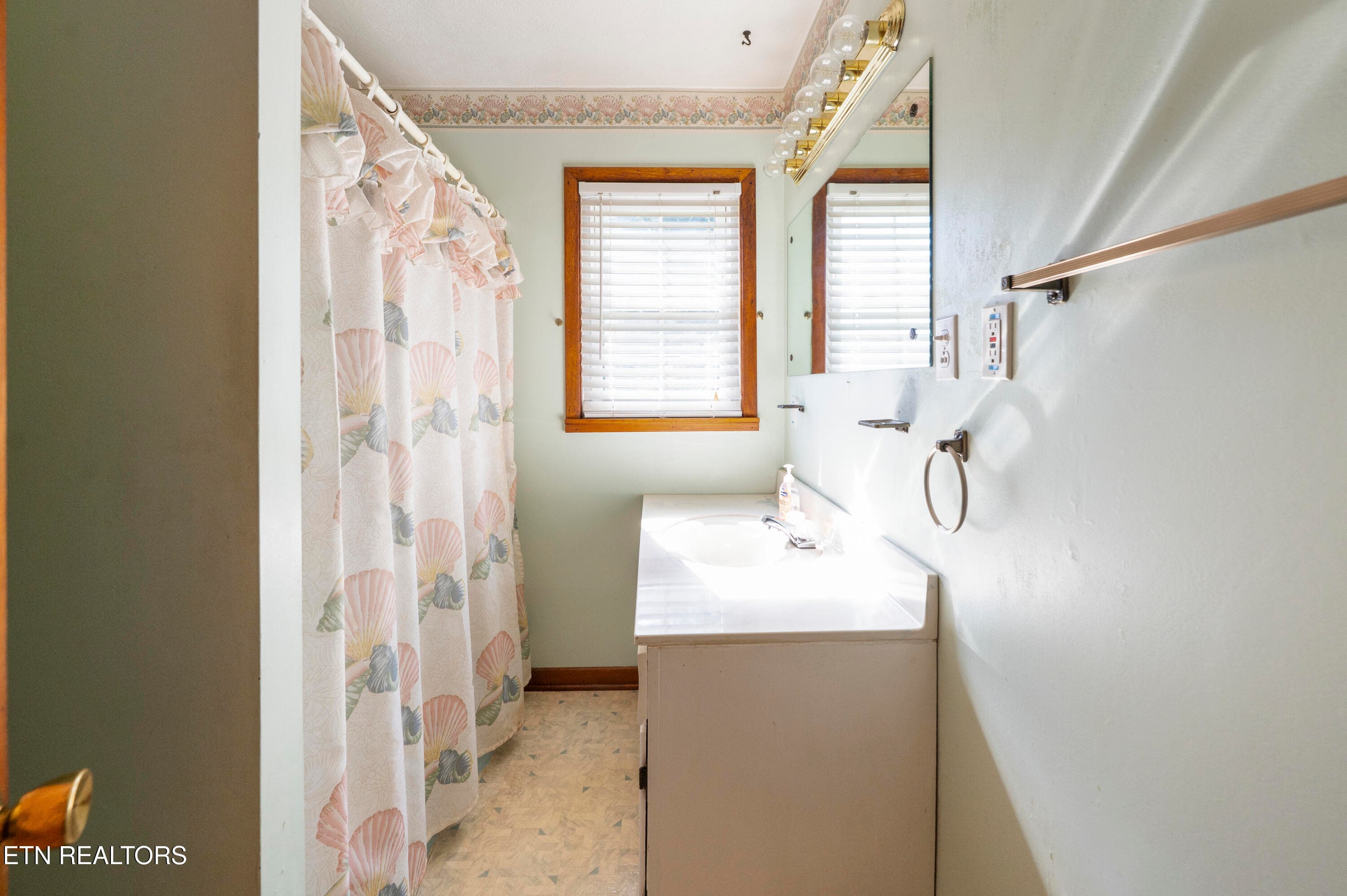 hallway bathroom - 431 Black Oak Rd, Clinton, TN 37716, Clinton