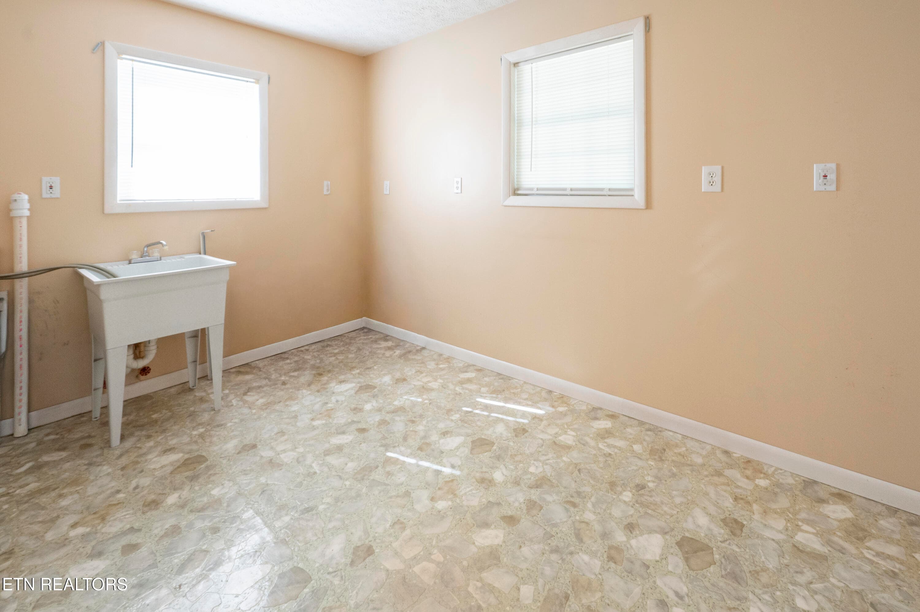 laundry room - 431 Black Oak Rd, Clinton, TN 37716, Clinton