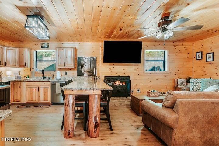 Dining - 3119 Bear Mountain Lane, Sevierville, TN 37876, Sevierville