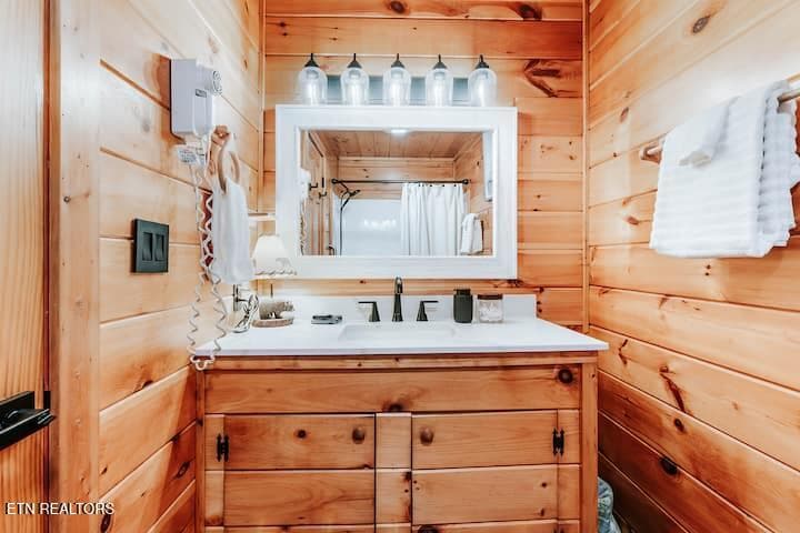 Full Bathroom 1 - 3119 Bear Mountain Lane, Sevierville, TN 37876, Sevierville