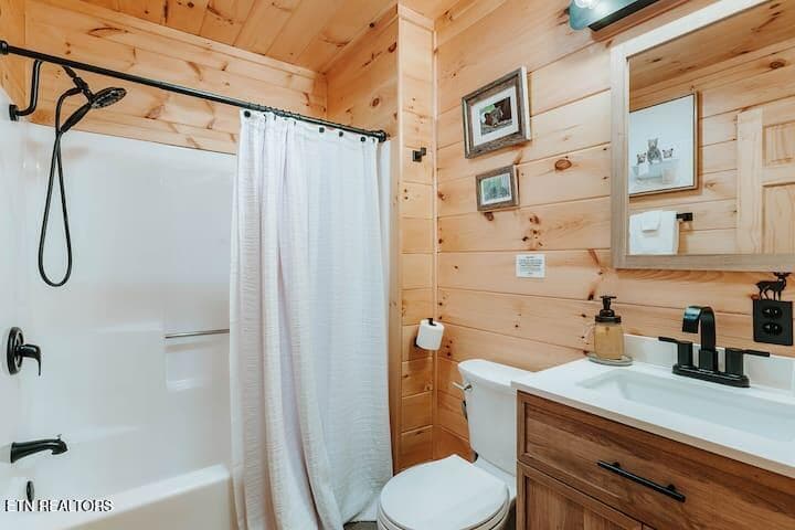 Full Bathroom 2 - 3119 Bear Mountain Lane, Sevierville, TN 37876, Sevierville
