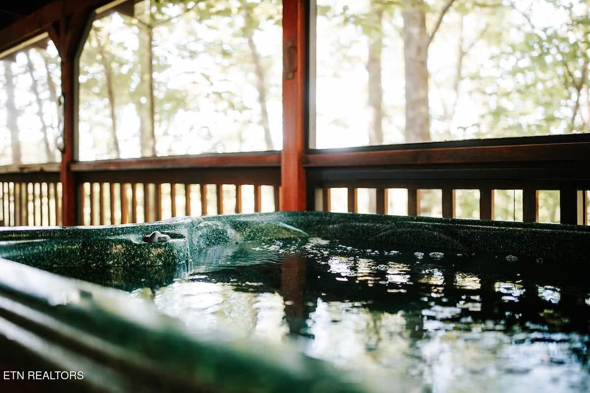 Hot tub - 3119 Bear Mountain Lane, Sevierville, TN 37876, Sevierville