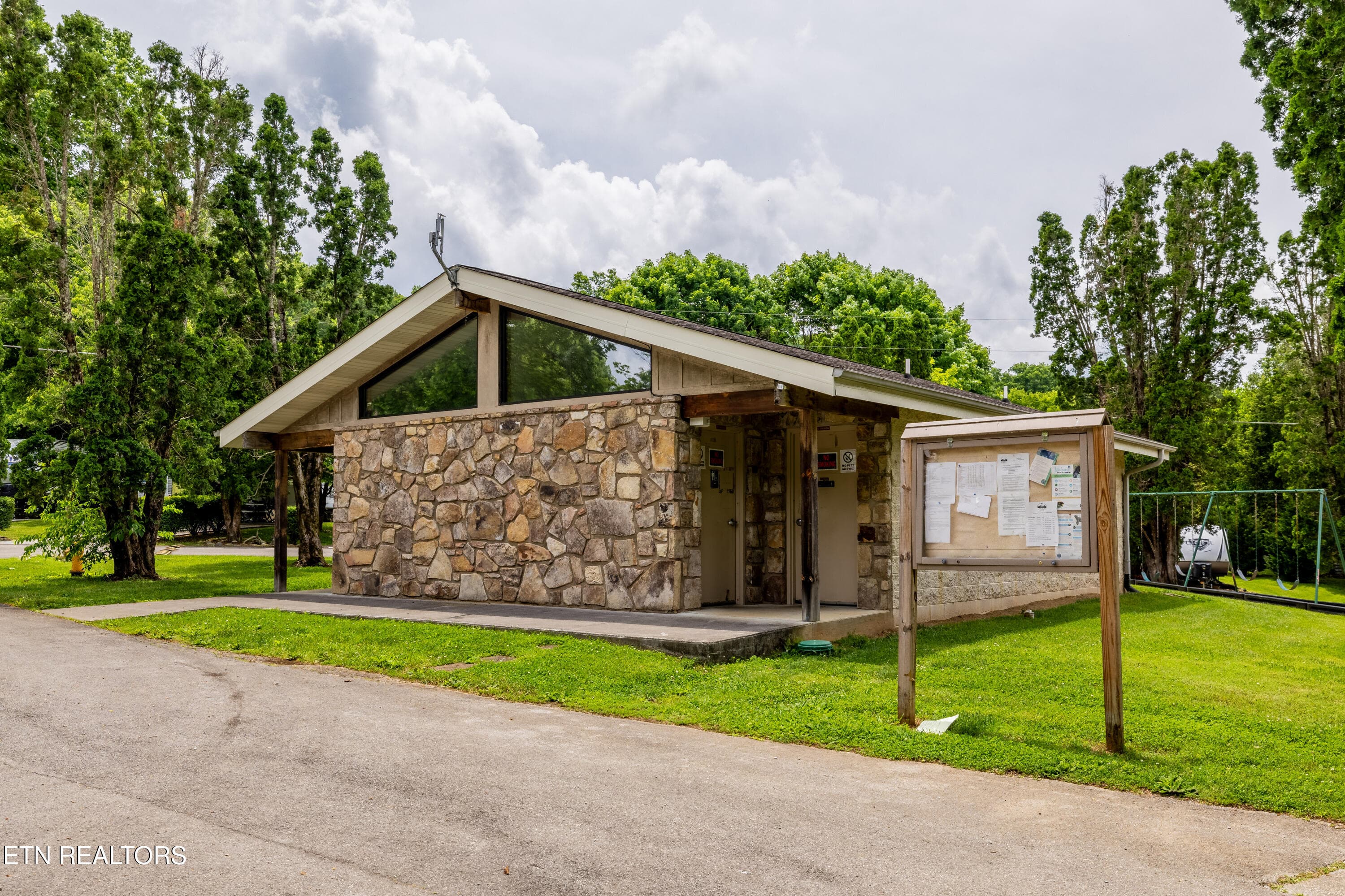 Sundown Resort Bathhouse Townsend-37 - Lot 94 Highway 73, Townsend, TN 37882