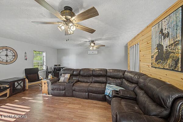 29 GREAT ROOM - 875 Palmer Hollow Rd, Bybee, TN 37713
