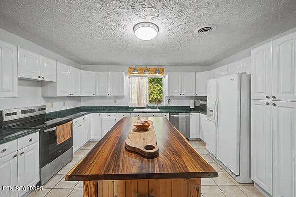 32 KITCHEN ISLAND - 875 Palmer Hollow Rd, Bybee, TN 37713
