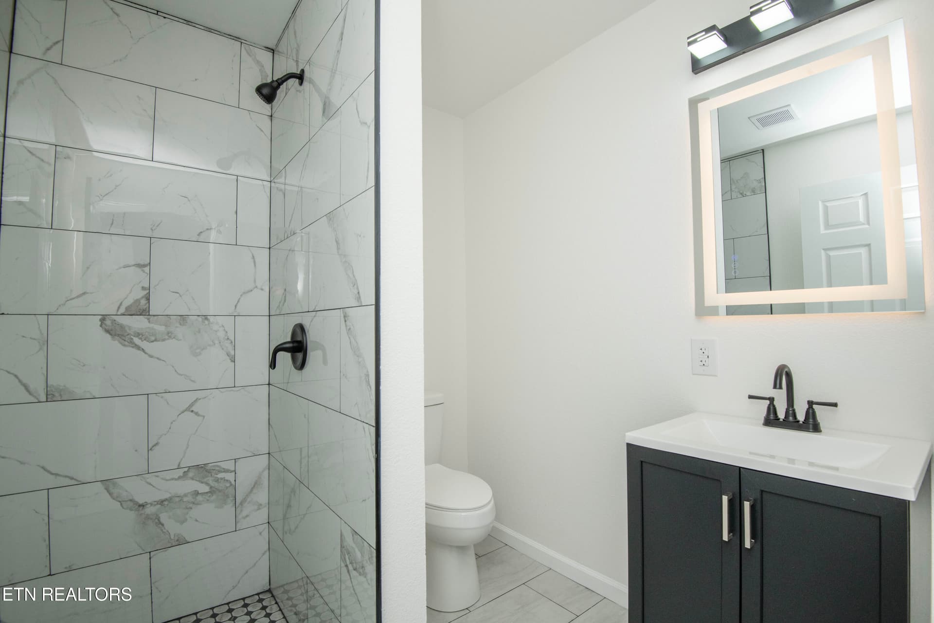 bath 1 - 7309 Hammer Rd, Knoxville, TN 37924