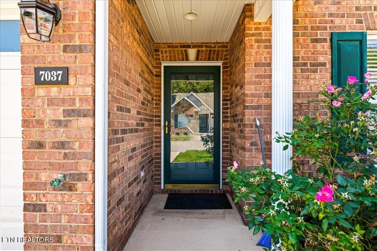 10-7037 La Christa Way - 7037 La Christa Way, Knoxville, TN 37921