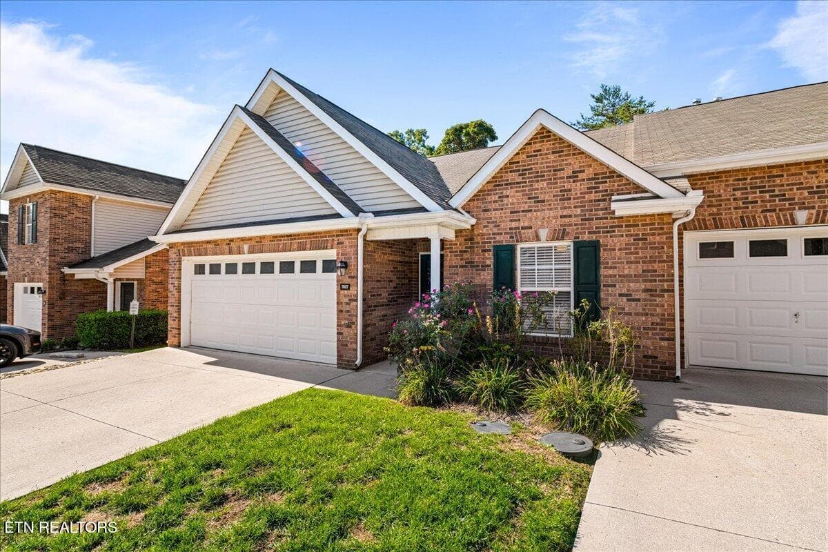 53-7037 La Christa Way - 7037 La Christa Way, Knoxville, TN 37921