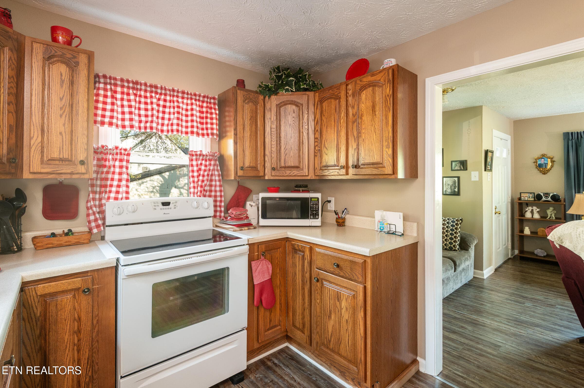 appliances stay - 121 Midway Drive, Oliver Springs, TN 37840, Oliver Springs