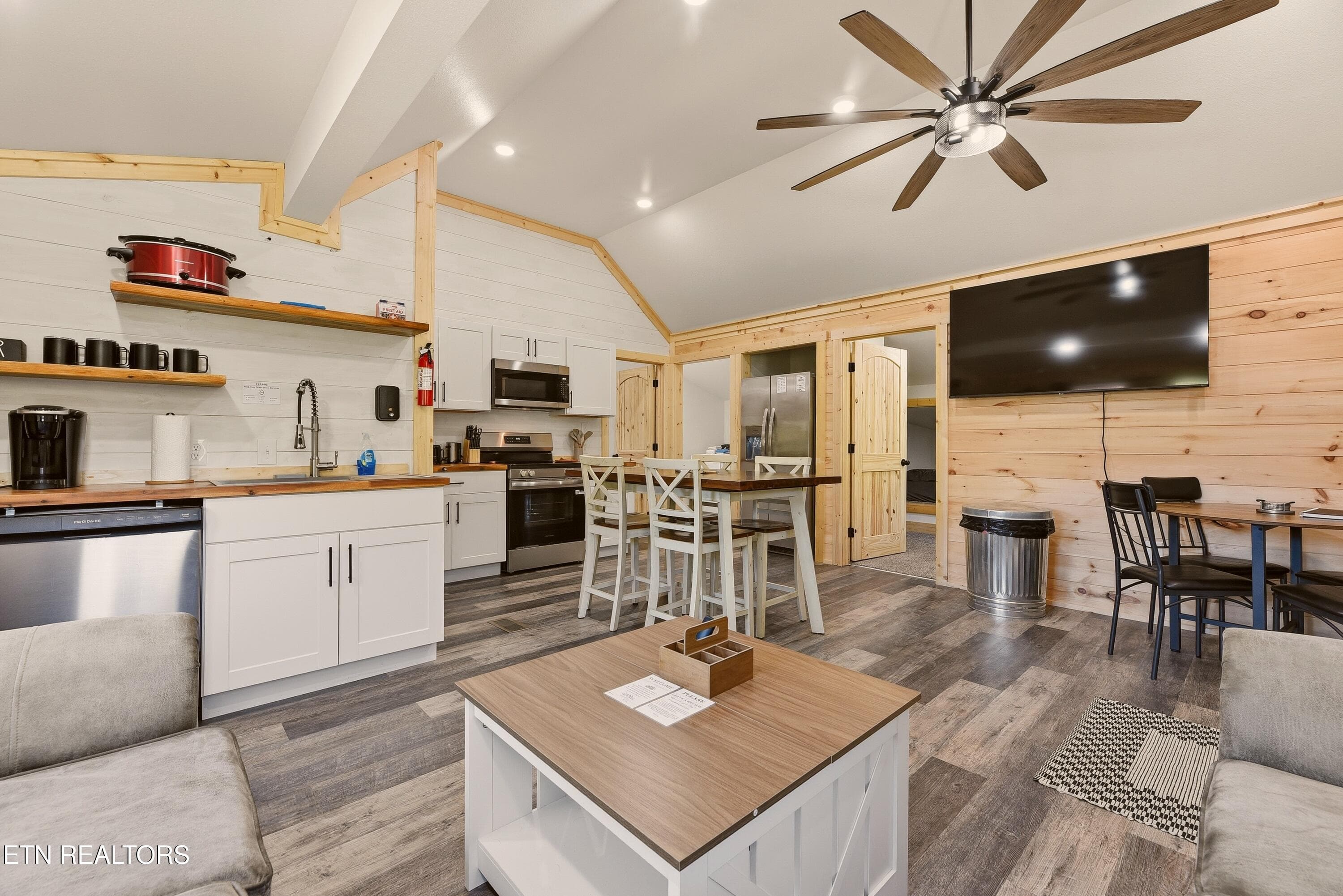1000020916 - 215 Longfield Rd, Rocky Top, TN 37769