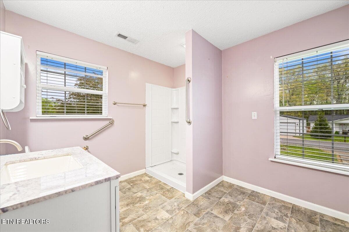 47-318 Springfield Dr - 318 Springfield Drive, LaFollette, TN 37766