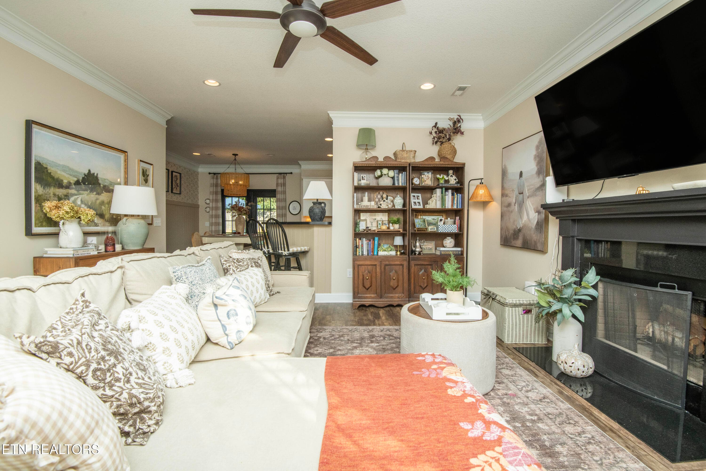 livign 2 - 1147 Sky Top Lane, Powell, TN 37849