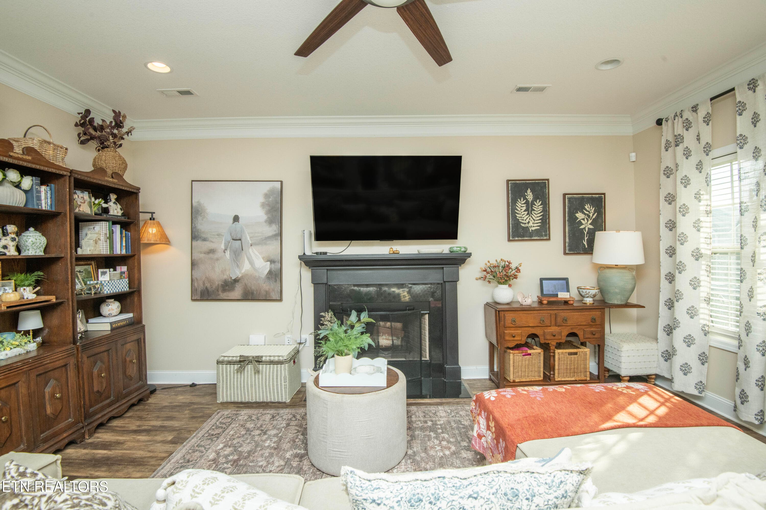 living - 1147 Sky Top Lane, Powell, TN 37849